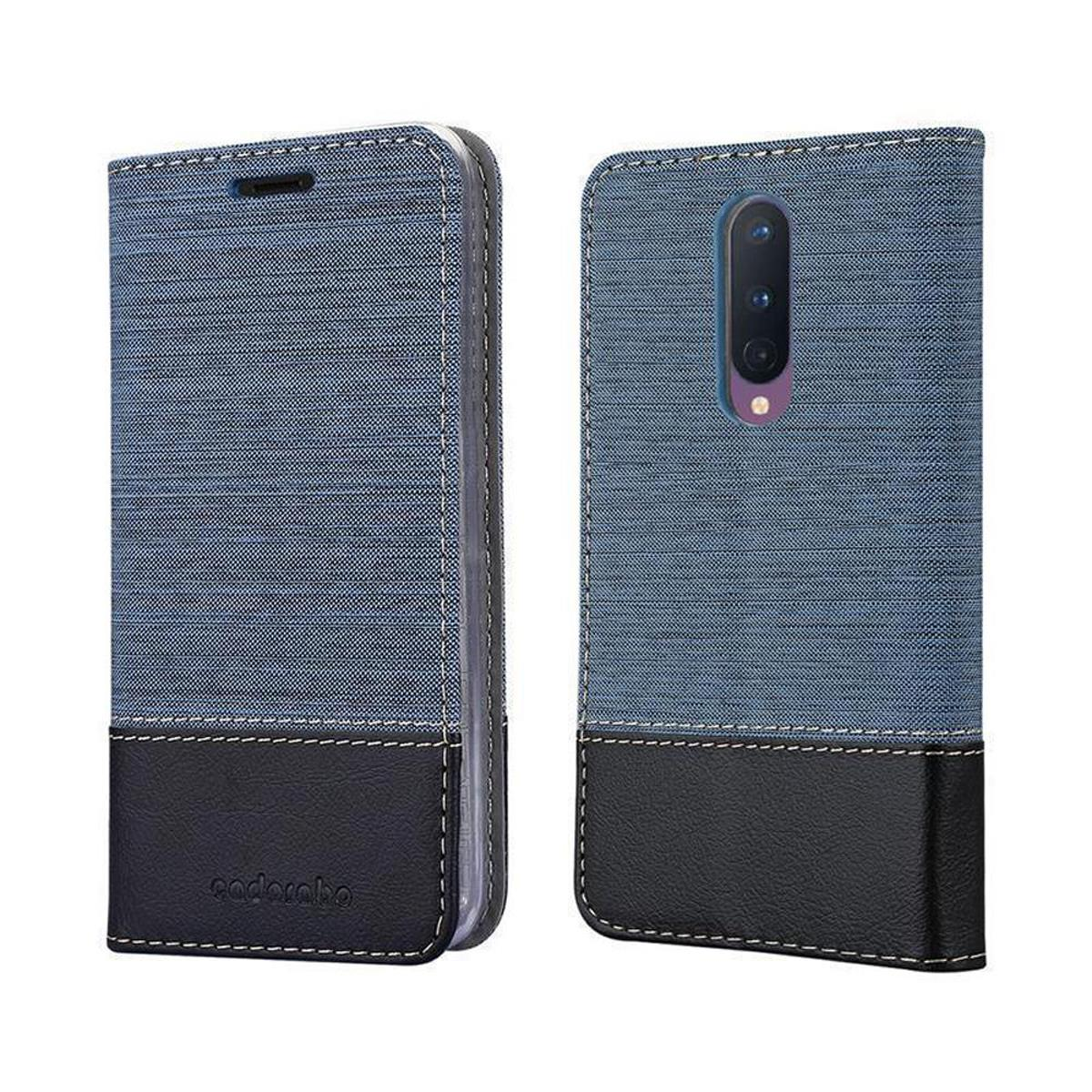 Custodia per telefono. La custodia è blu con texture denim e pelle nera.