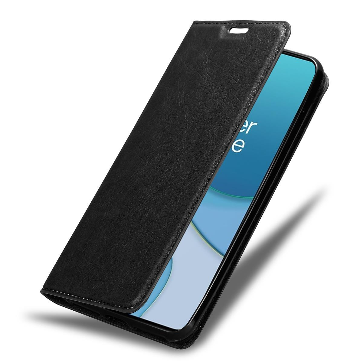 Schwarze Leder-Handyhülle, geöffnet, um einen Telefonbildschirm mit Benutzeroberfläche zu zeigen.