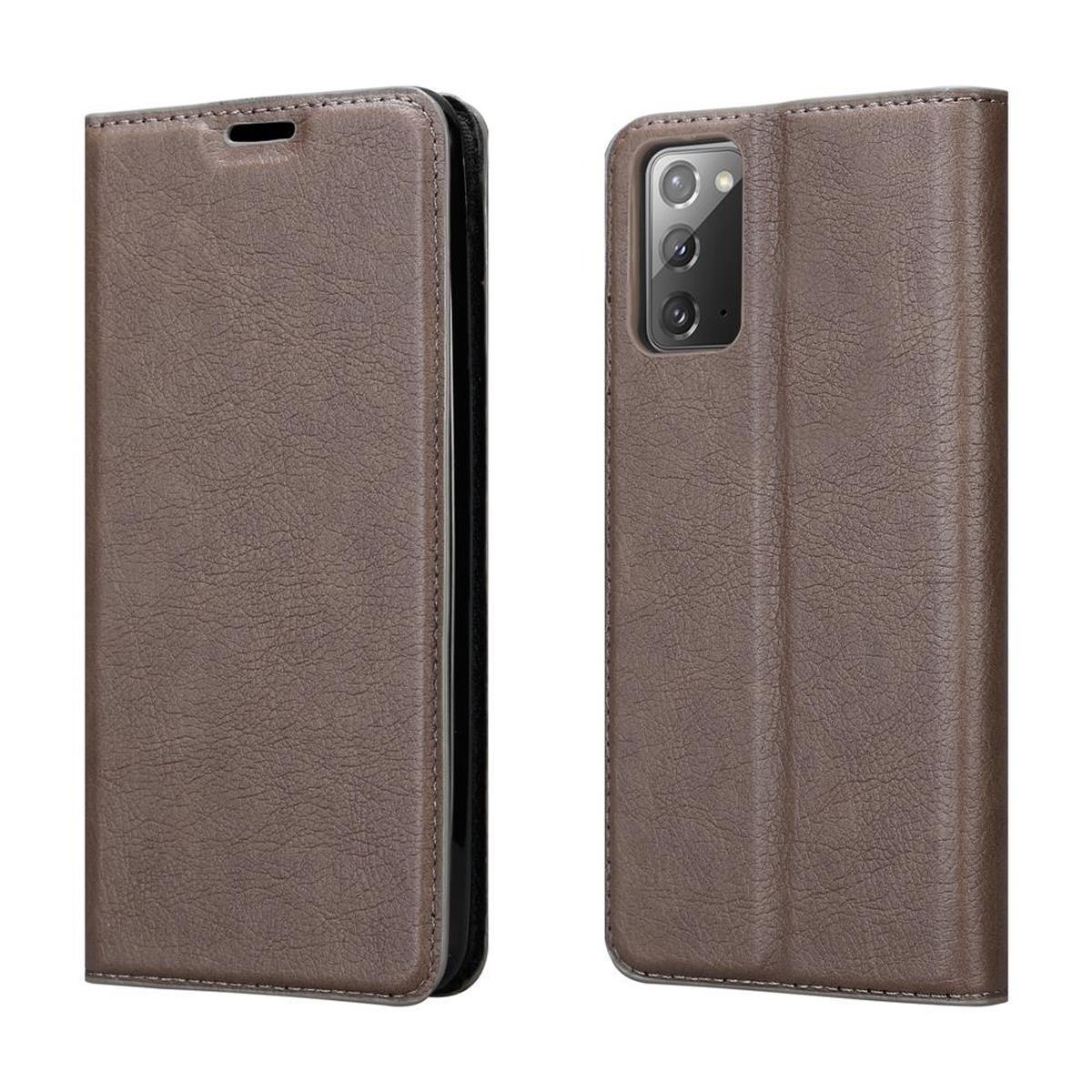 Eine braune Handyhülle in zwei Ansichten, geschlossen und offen, mit dem Telefon darin.