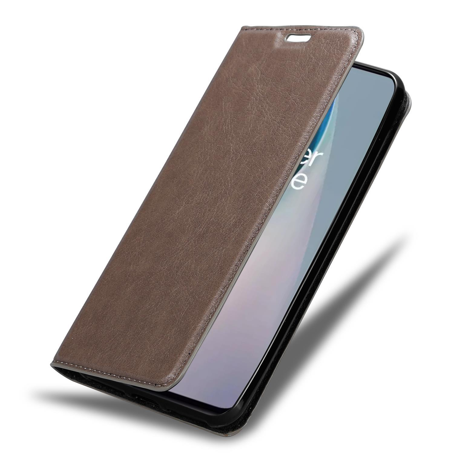 Braune Leder-Handyhülle geöffnet, zeigt ein Telefon mit einem Bildschirm.