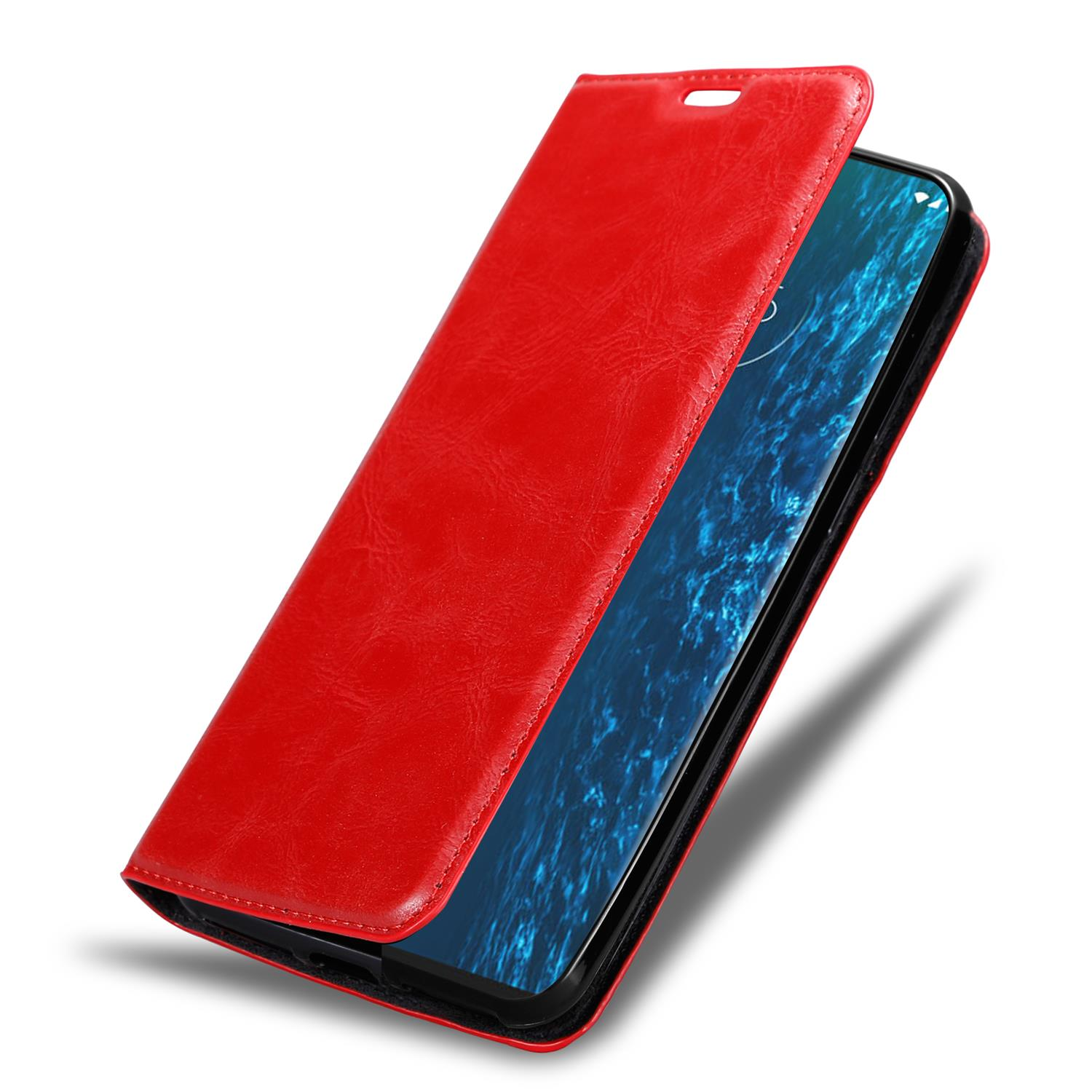 Rote Handyhülle ist geöffnet und zeigt einen Telefonbildschirm. Die Hülle hat eine lederartige Textur.