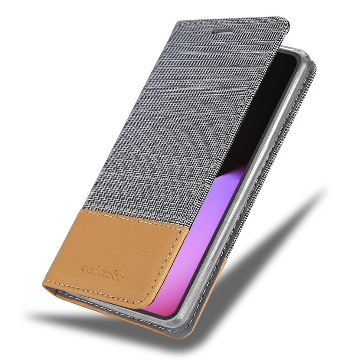 Ein Telefon in einer Hülle, teilweise geöffnet. Die Hülle ist blau und braun. Das Telefon zeigt einen Bildschirm.