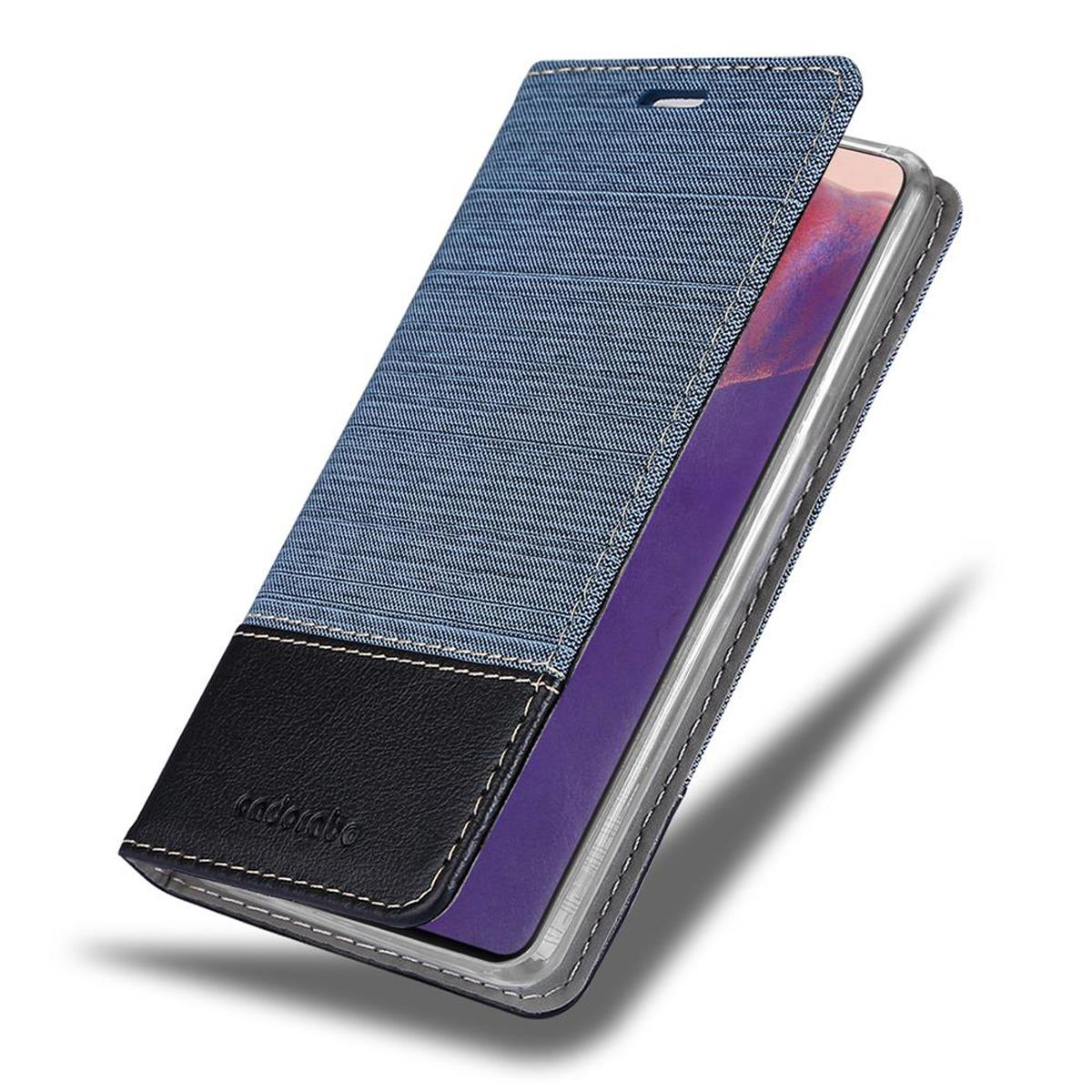 Eine Jeans und schwarze Handyhülle, offen mit dem Telefon im Inneren gezeigt.