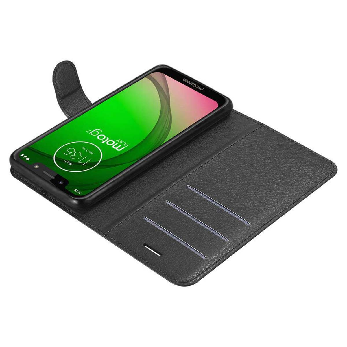 Un telefono in una custodia a portafoglio nera, che mostra l'ora. La custodia è aperta e su una superficie.