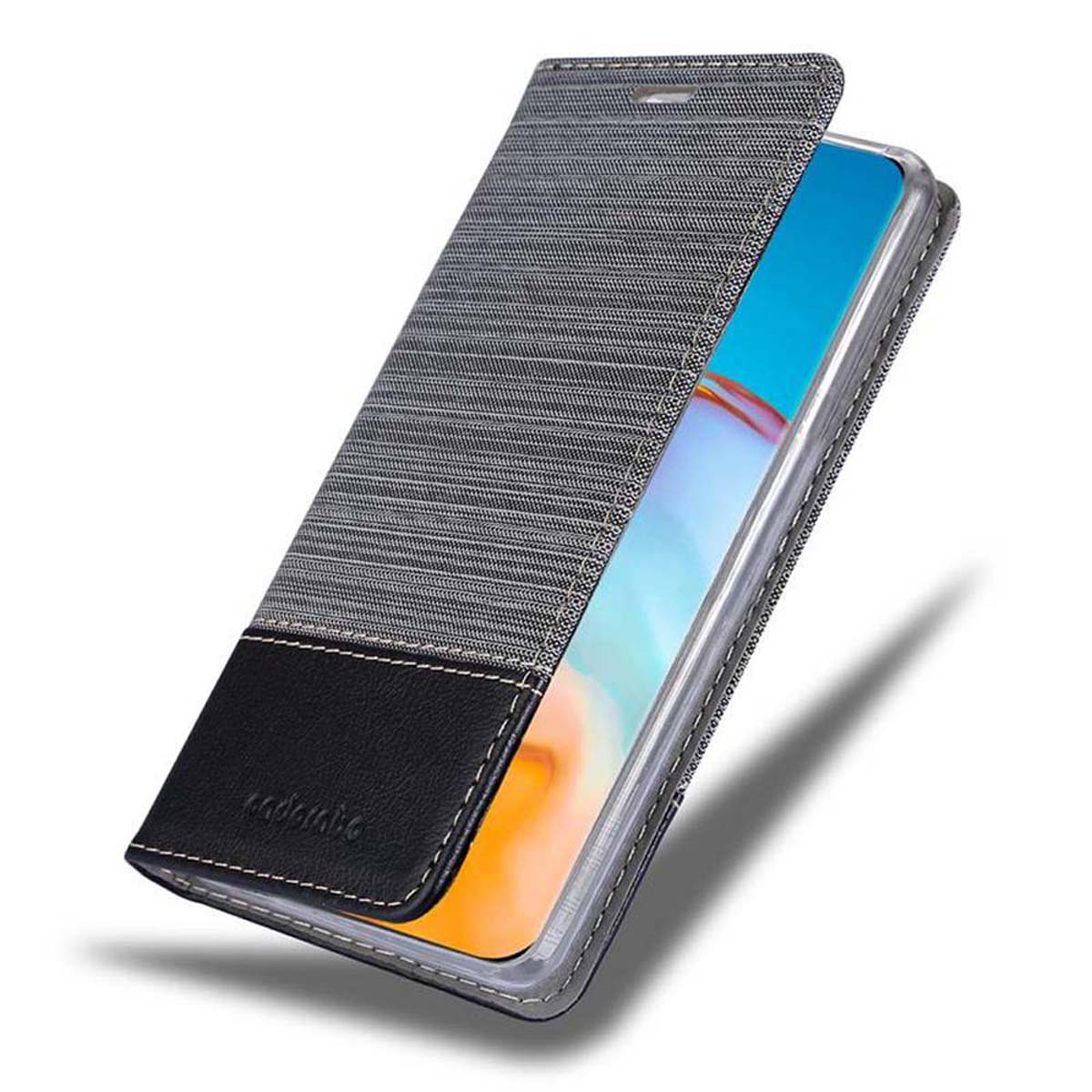 Un telefono in una custodia è mostrato, parzialmente aperto. La custodia è grigia e nera con un motivo strutturato e un marchio.