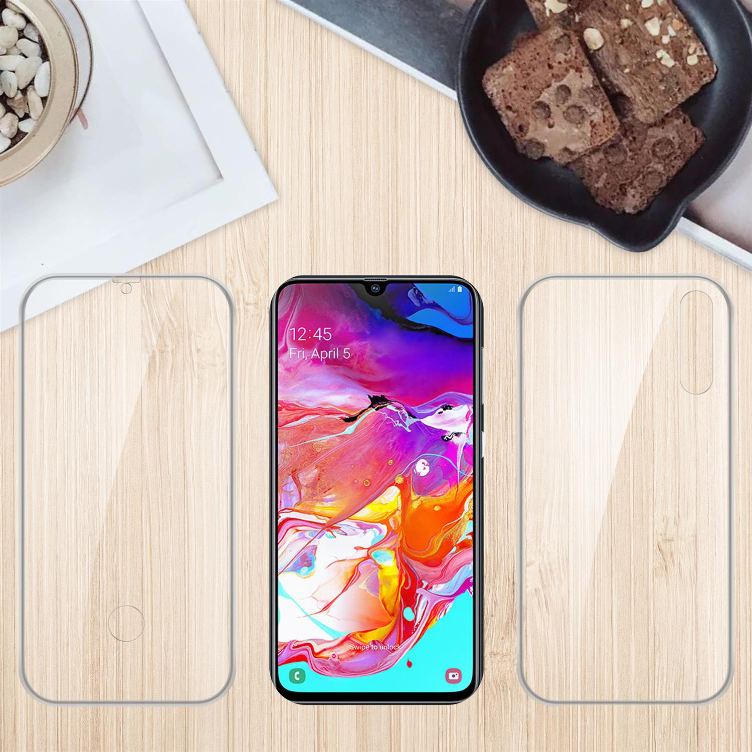 Telefono con protezione schermo e custodia, con dolci sullo sfondo.