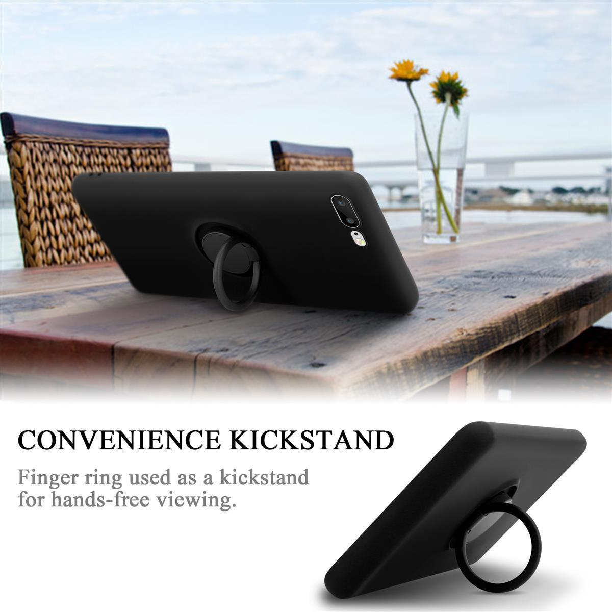 Custodia per telefono nera con anello per le dita, su un tavolo di legno. Sfondo di un paesaggio panoramico. Custodia aggiuntiva mostrata.