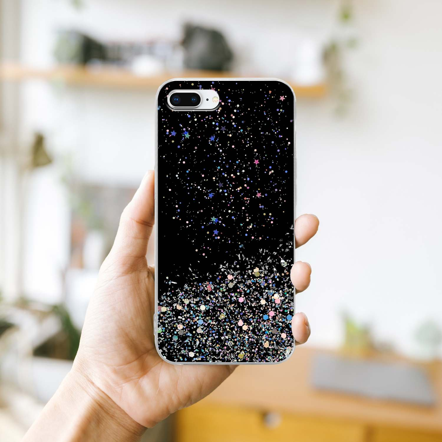 Hand hält ein Telefon mit einer glitzernden schwarzen Hülle. Die Hülle funkelt in verschiedenen Farben.