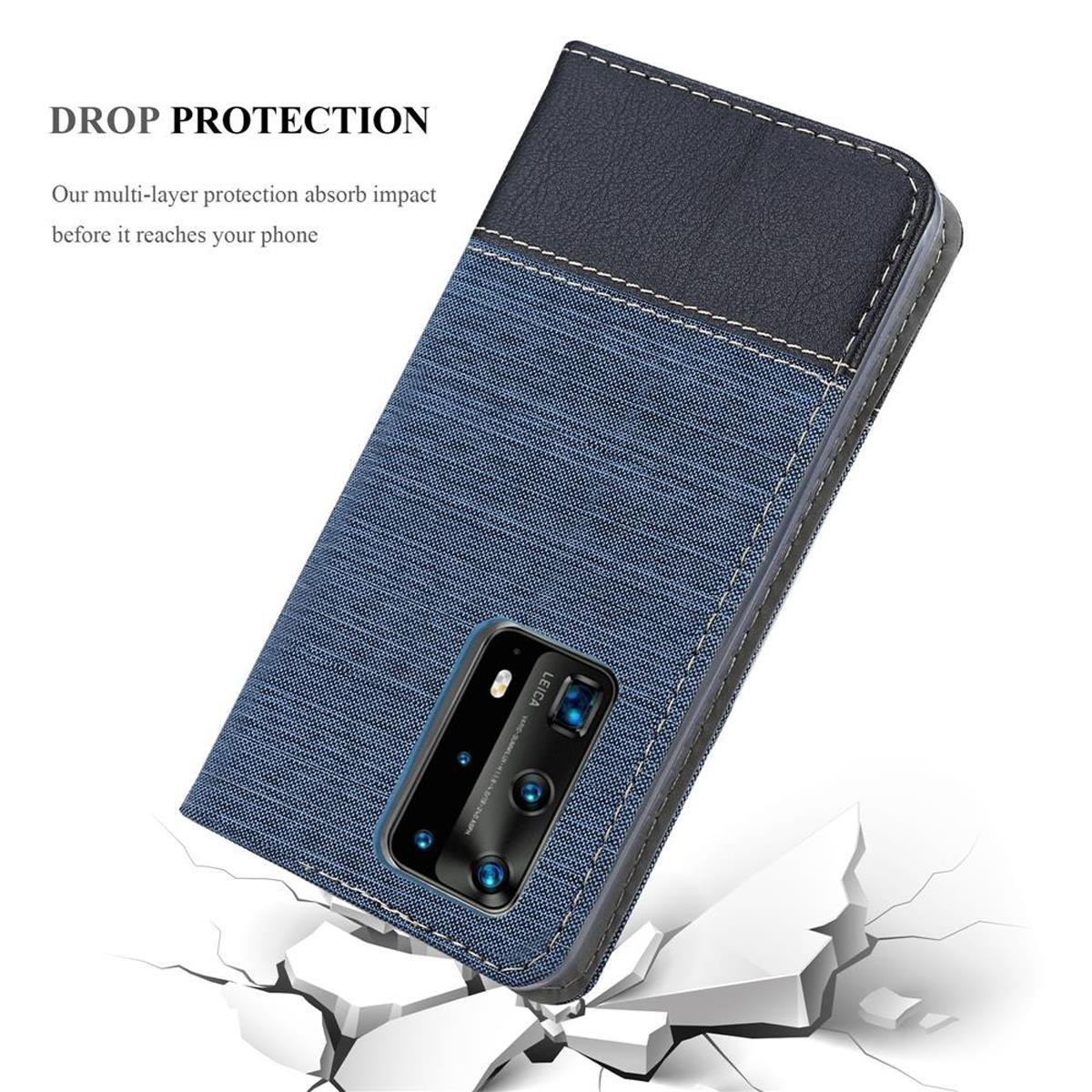Una custodia per telefono in denim blu appoggiata su cemento rotto, con testo sulla protezione dalle cadute.