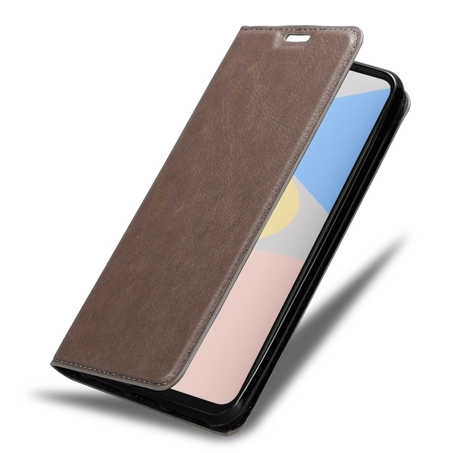 Braune Handyhülle an einem Telefon. Die Hülle ist offen. Der Hintergrund ist ein schlichtes Weiß.