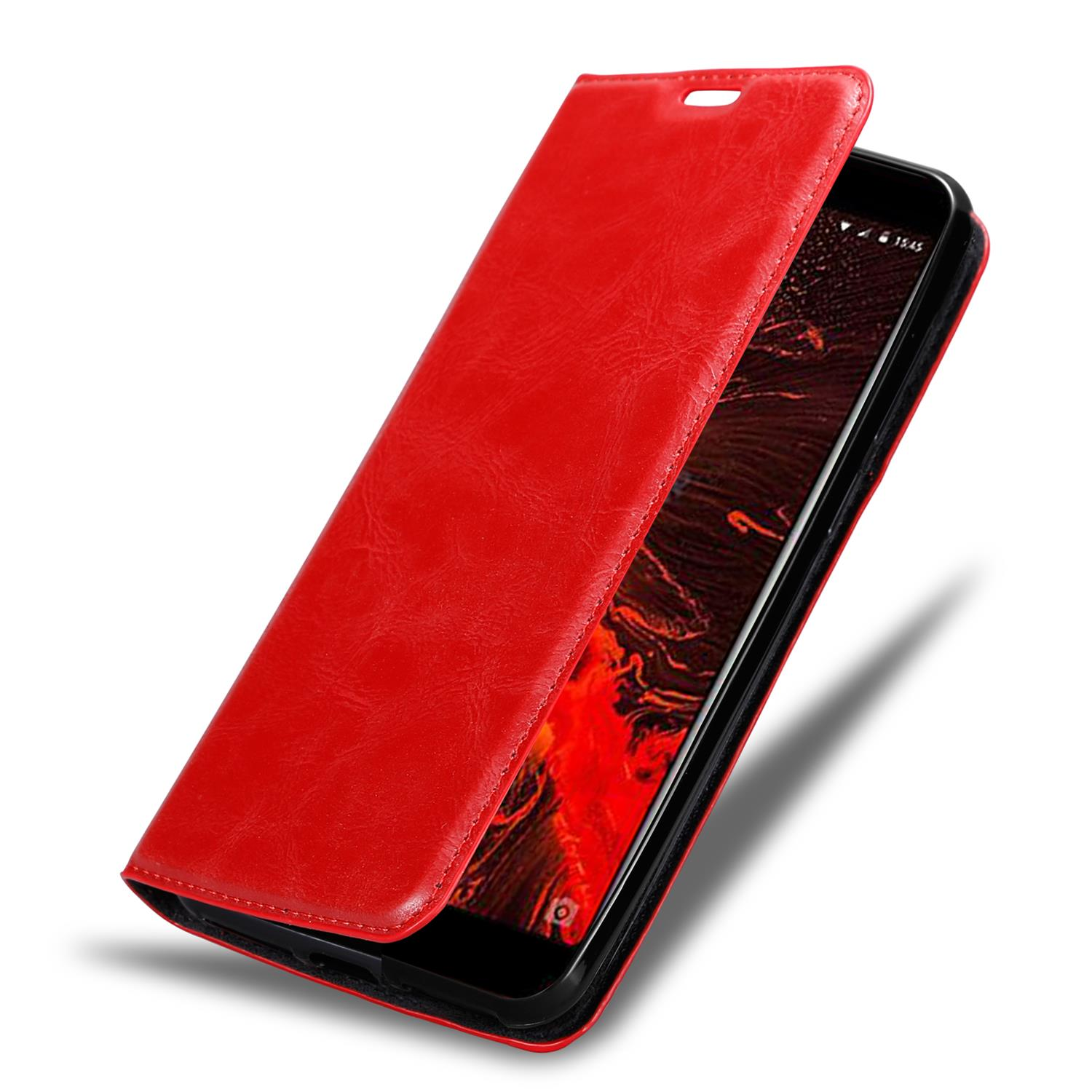 Rote Handyhülle mit Telefon. Die Hülle ist offen und zeigt den Bildschirm. Die Hülle ist lederartig.