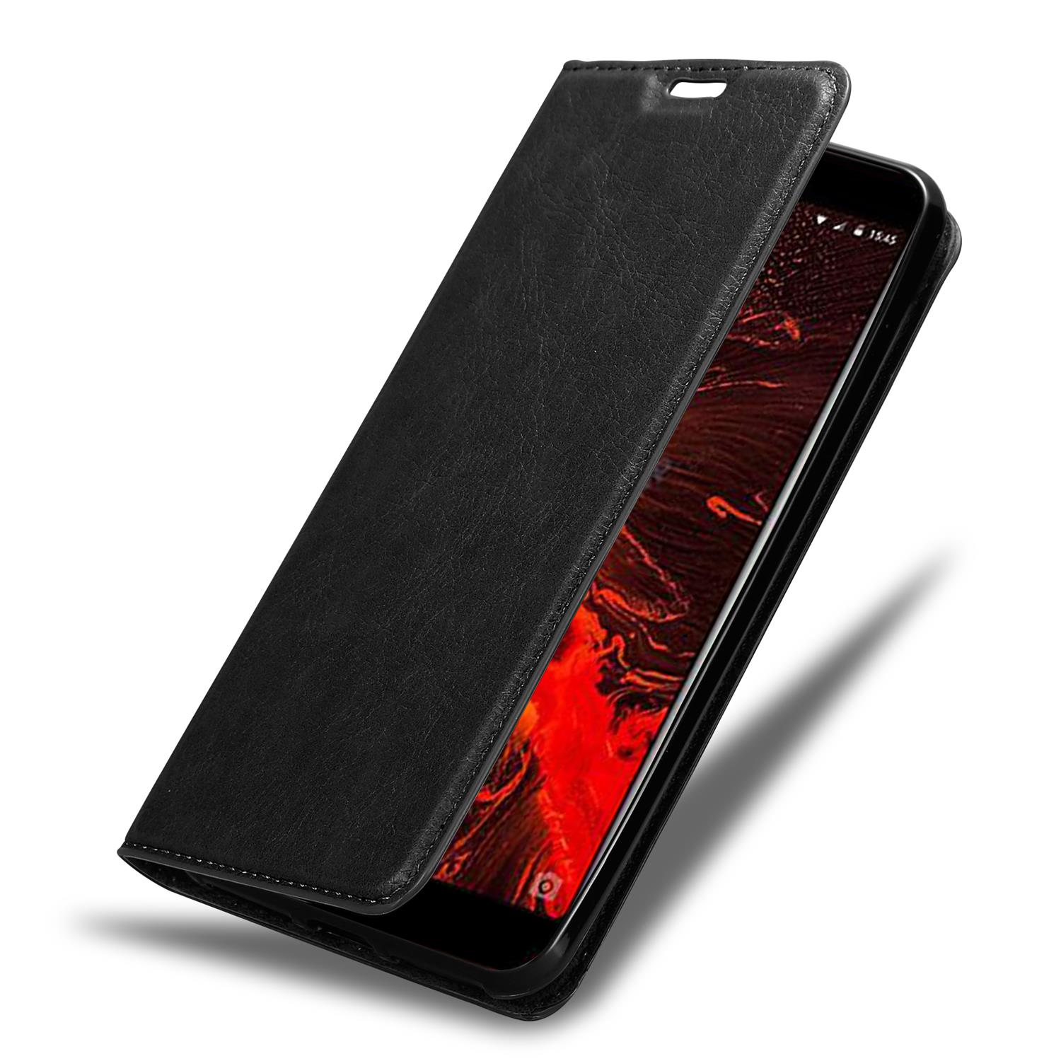 Eine schwarze Leder-Handyhülle, geöffnet, um ein Telefon mit einer rot-orangenen Grafik auf dem Bildschirm zu zeigen.