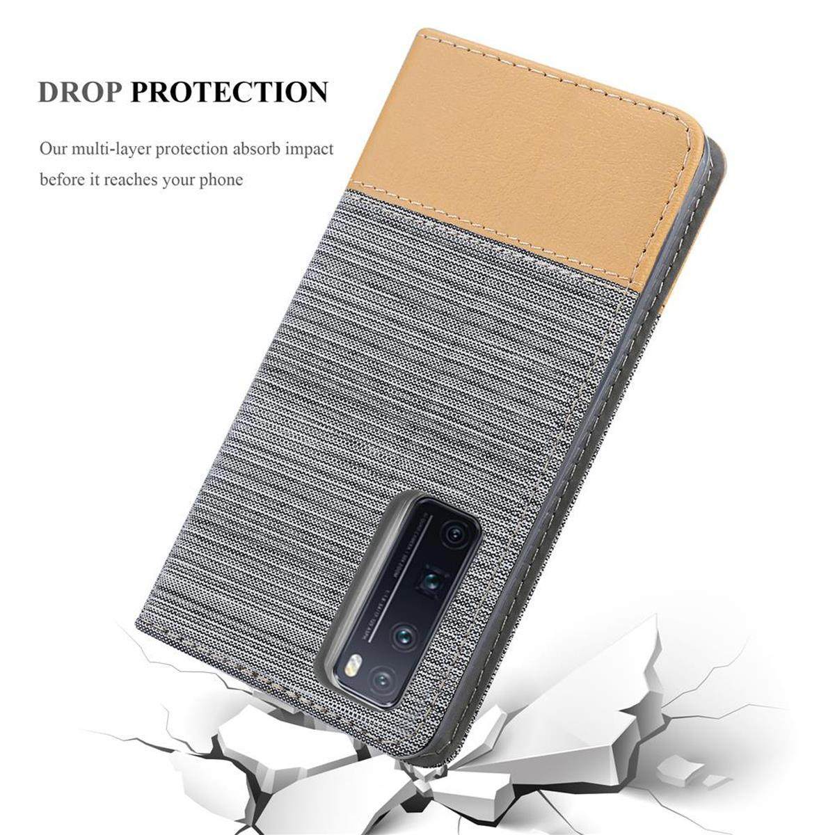 Una custodia per telefono con un design in tela e pelle marrone chiaro. Il telefono è su una superficie crepata.
