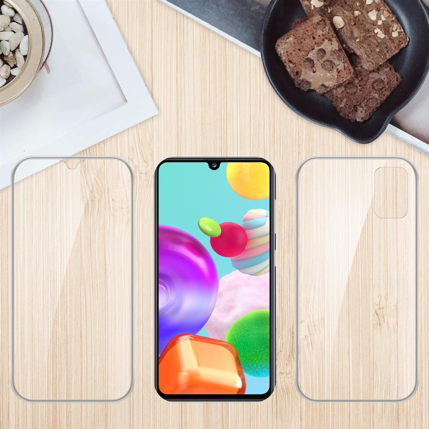 Un telefono con protezione schermo e custodia, accanto a un display con cibo.