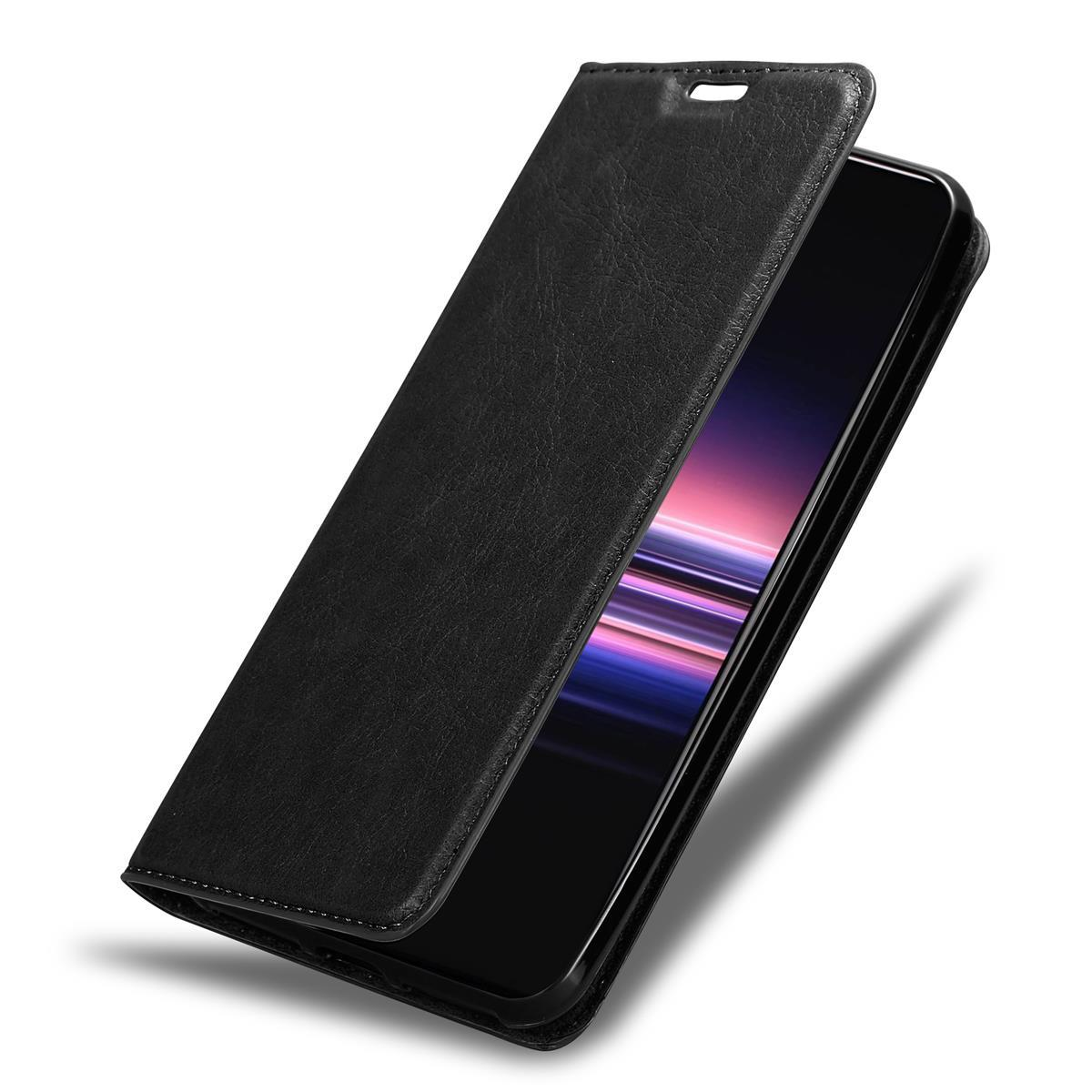 Schwarzes Telefon in einer schwarzen Lederhülle, geöffnet, um den Bildschirm zu zeigen. Der Bildschirm hat eine farbenfrohe Anzeige.