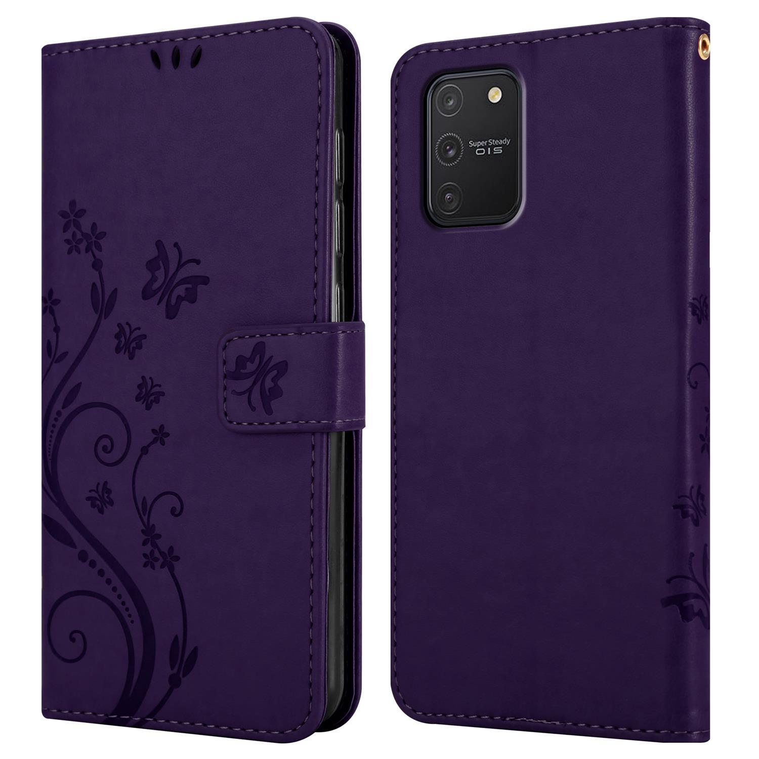 Una custodia per telefono in pelle viola, chiusa e aperta, con un design a farfalla. Mostra la fotocamera di un telefono sul retro.