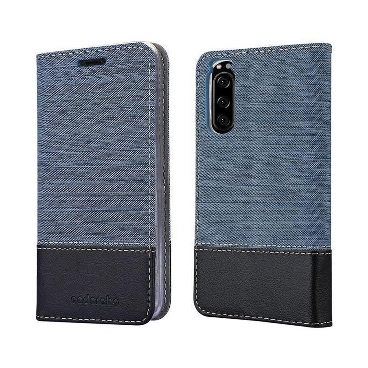 Custodia per telefono blu e nera con fondo in pelle, viste aperte e chiuse.