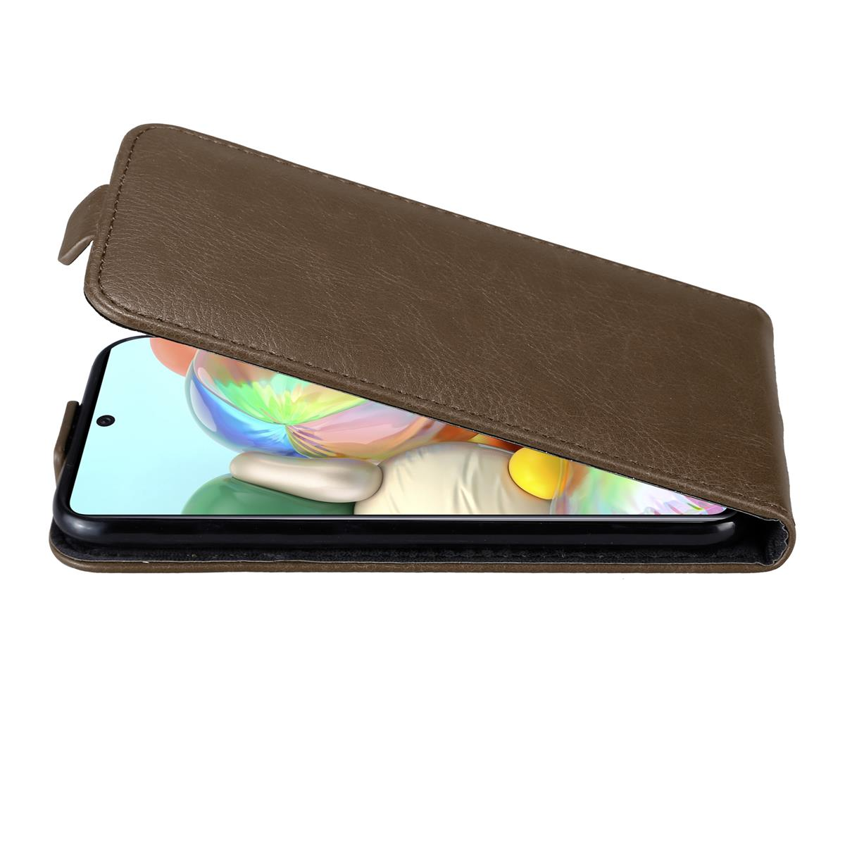Braune Leder-Handyhülle, geöffnet, um ein Telefon mit Bildschirm zu zeigen. Die Hülle liegt auf weißem Untergrund.