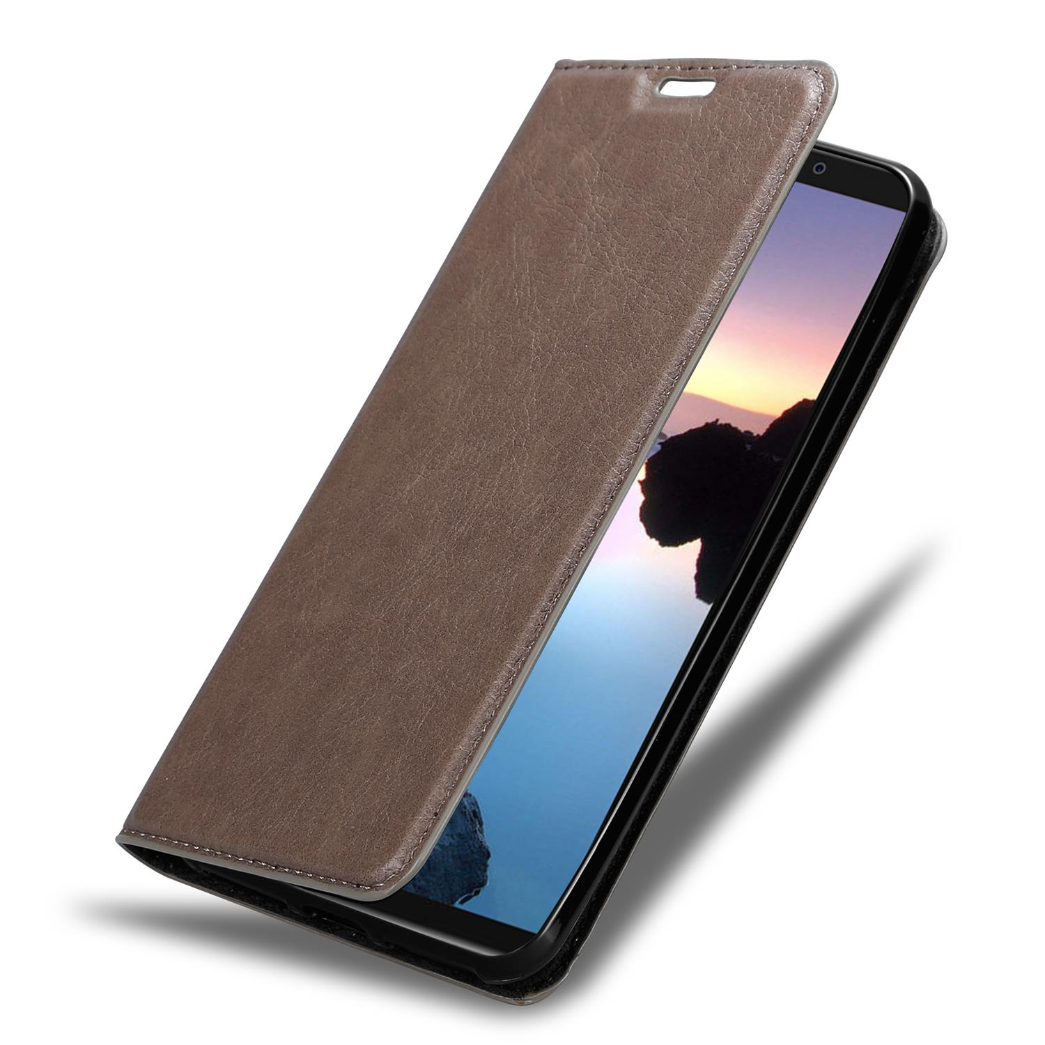 Braune Handyhülle mit Telefon im Inneren, das eine Landschaft zeigt.