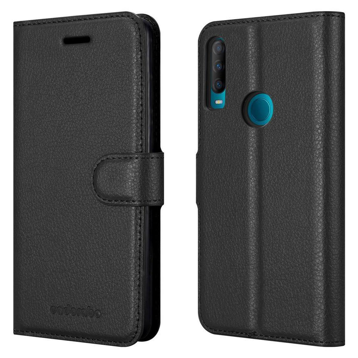 Schwarze Leder-Handyhülle, offen, zeigt den Telefonbildschirm und die Kamera.