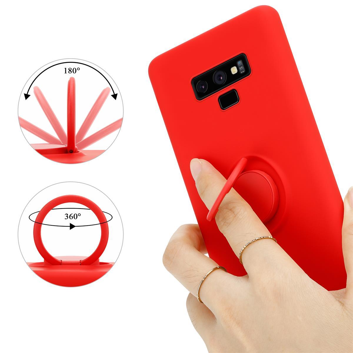 Custodia rossa per telefono con supporto ad anello. L'anello ruota di 180 e 360 gradi. Mano con anelli che lo tiene.