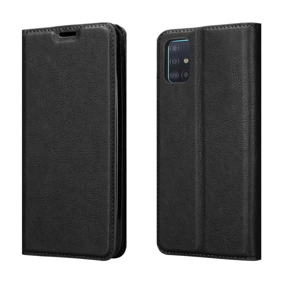 Eine schwarze Leder-Handyhülle, geschlossen und offen, die das Telefon im Inneren zeigt.