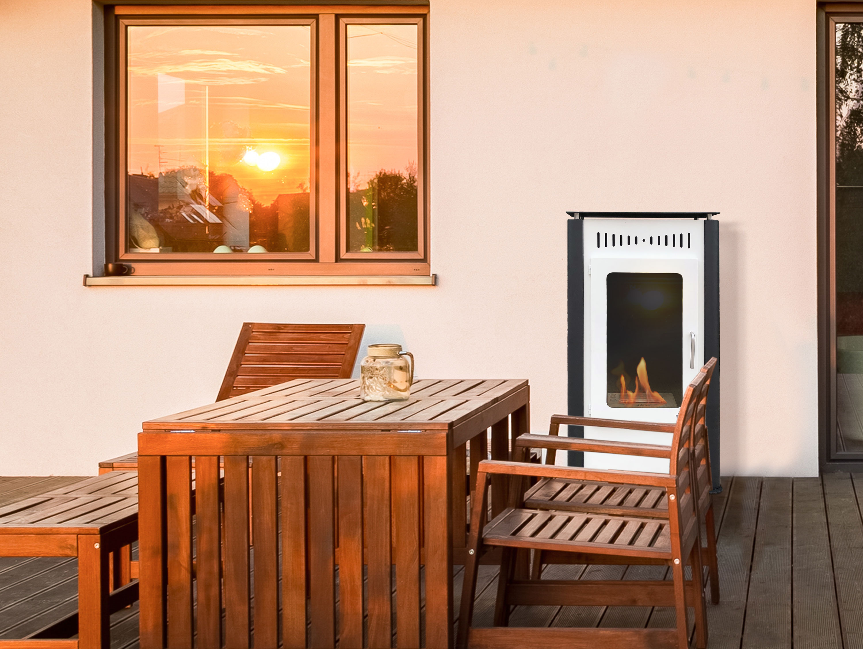 Mesa y sillas de madera en una terraza. Una casa al fondo. Chimenea está en la terraza.