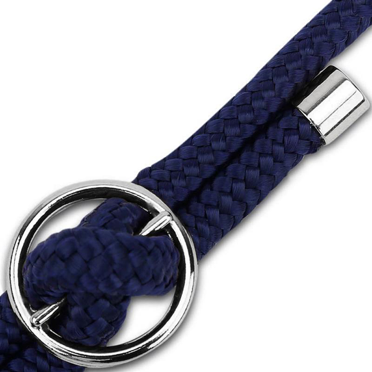 Nahaufnahme eines marineblauen geflochtenen Seils mit einem silbernen Ring und einer silbernen Kappe.