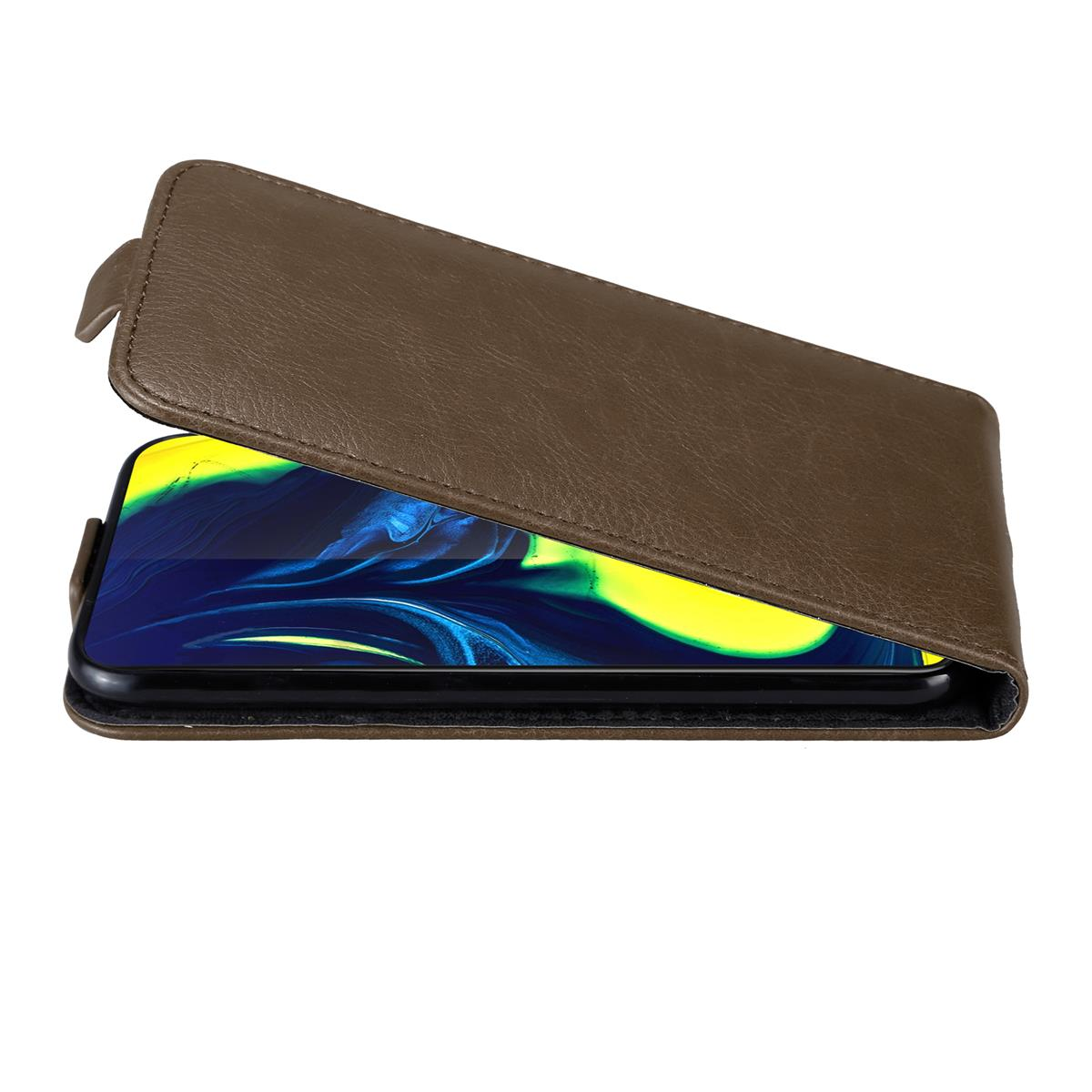 Custodia per telefono in pelle marrone, aperta. Lo schermo del telefono mostra una grafica blu.