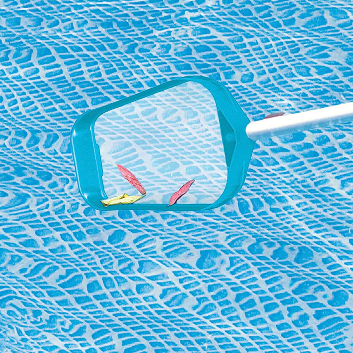 Ein blauer Poolkescher, der schwimmende Blätter aus einem gemusterten blauen Wasser holt.