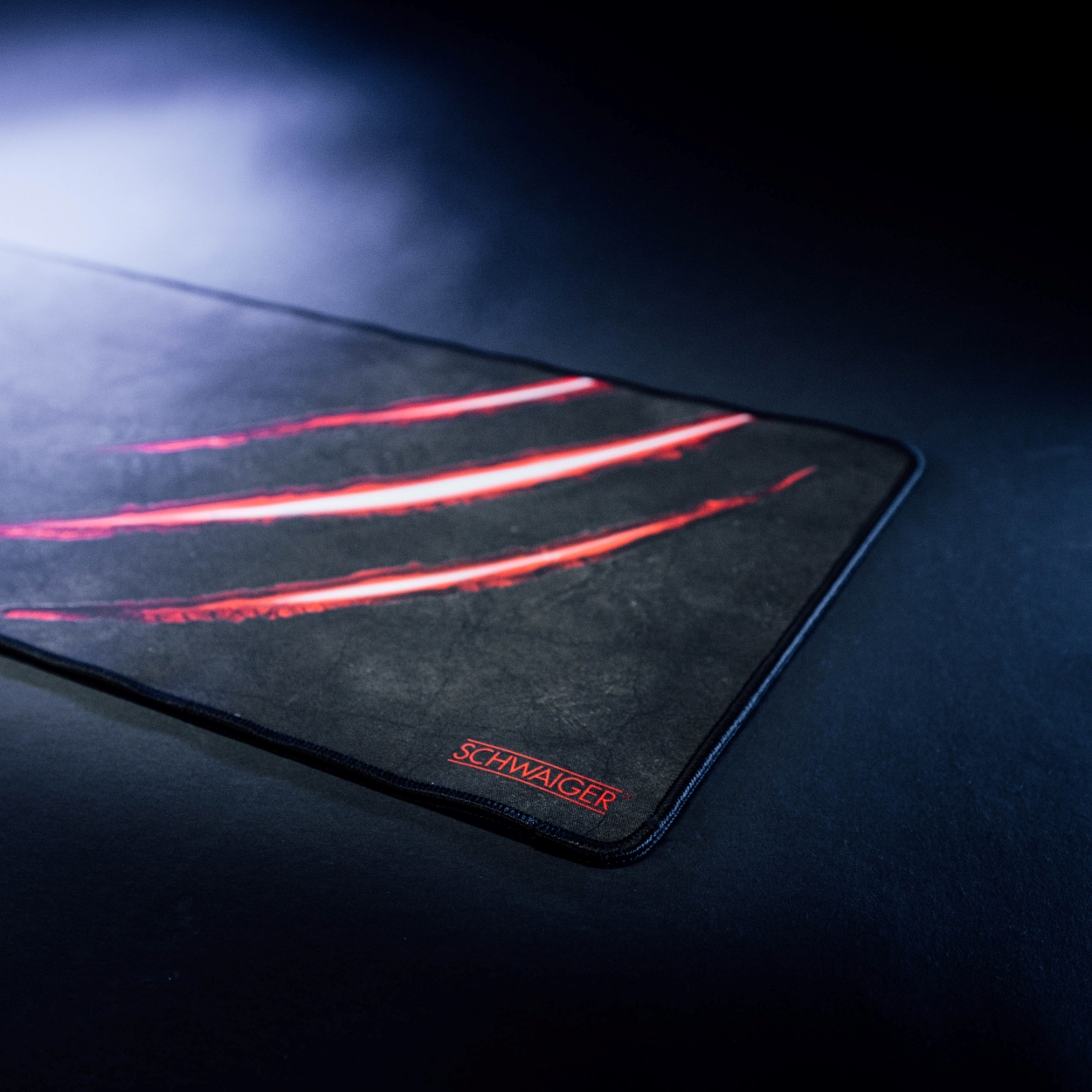 Gaming-Mauspad, schwarz mit roten Krallen und dem Namen 'SCHWAIGER'.