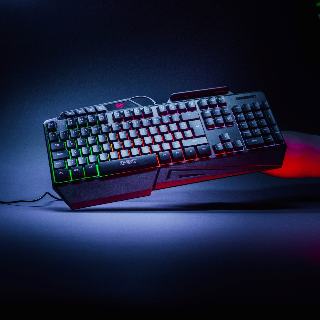Schwarze Gaming-Tastatur mit RGB-Beleuchtung. Angesicht.