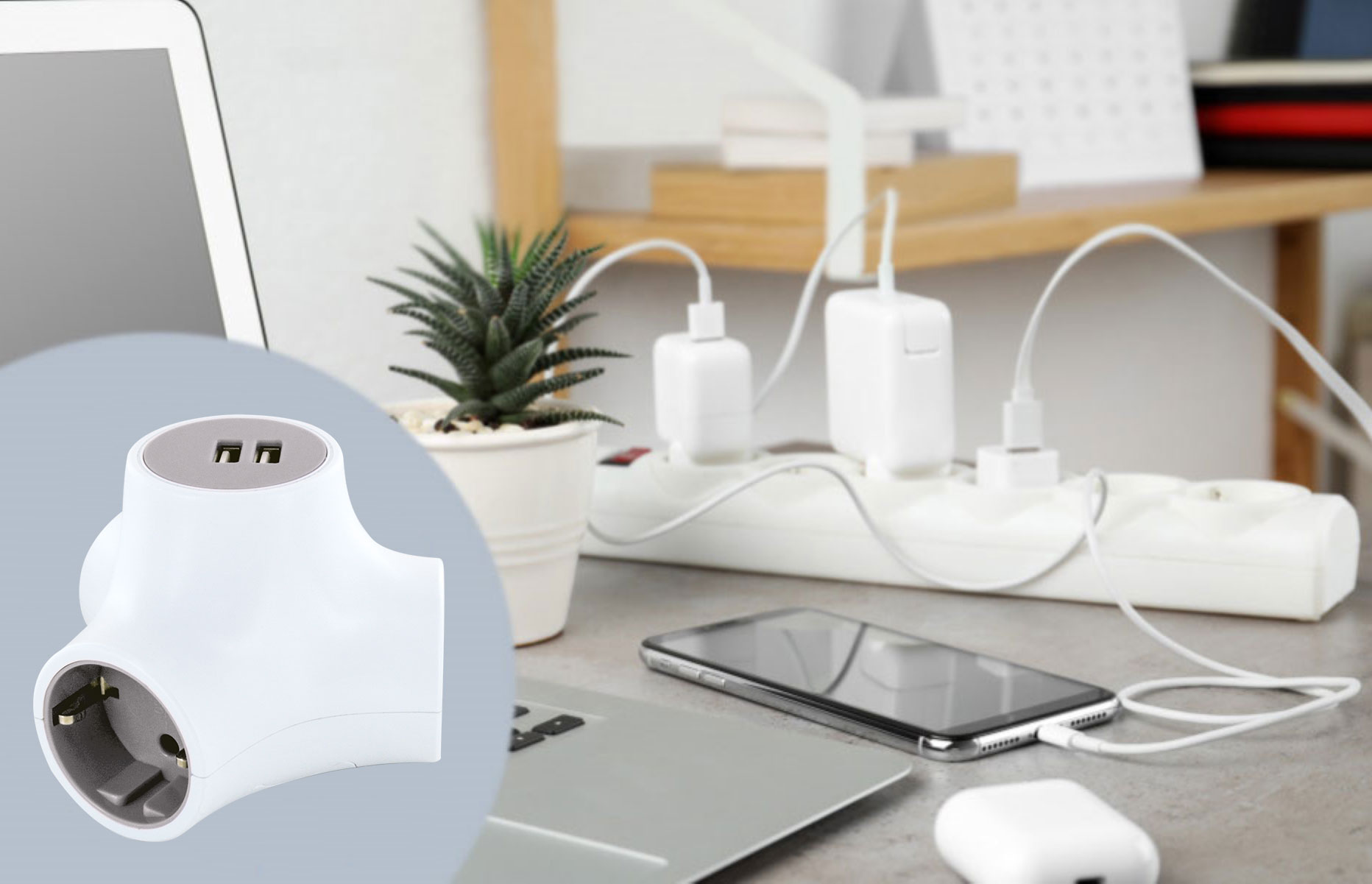 Weiße Steckdosenleiste mit Geräten, Telefon und weißem Adapter.