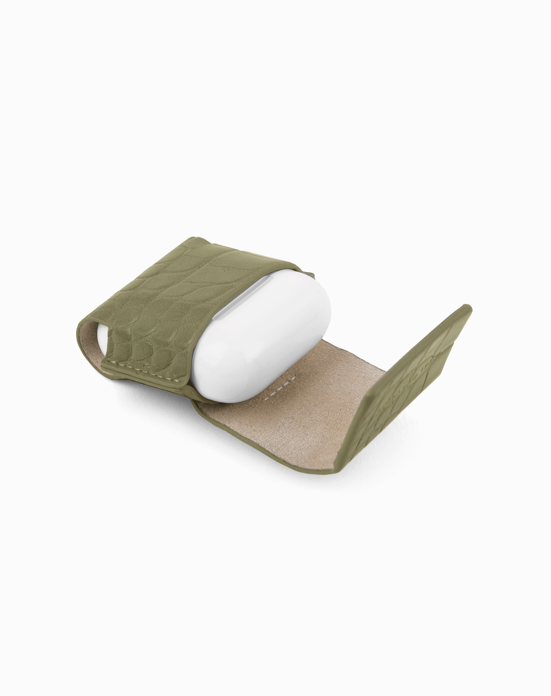 Funda de cuero verde con airpods blancos. La funda está abierta. Fondo blanco.