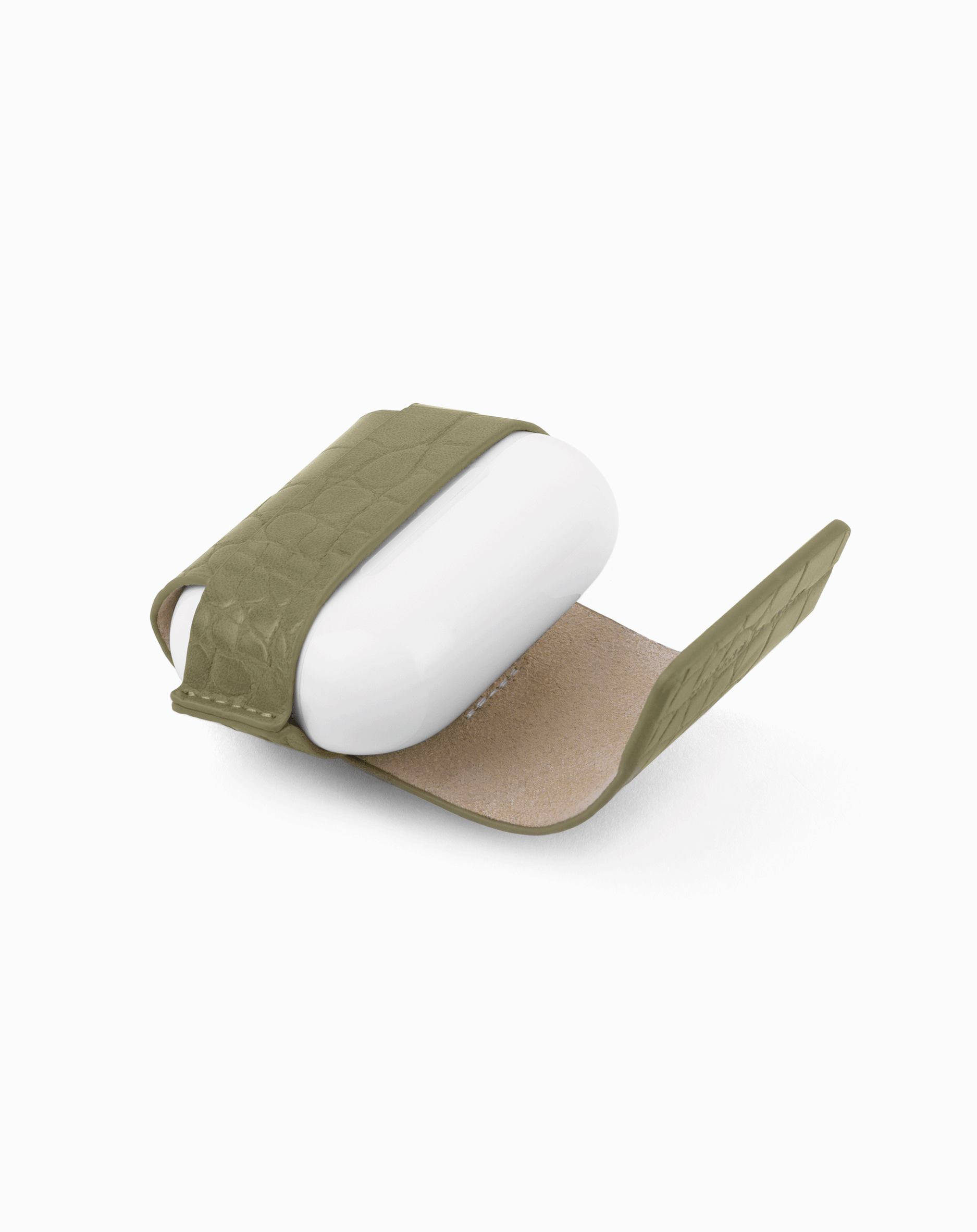 Una funda de cuero verde oliva sostiene auriculares blancos, abierta para mostrarlos. La funda está texturizada.