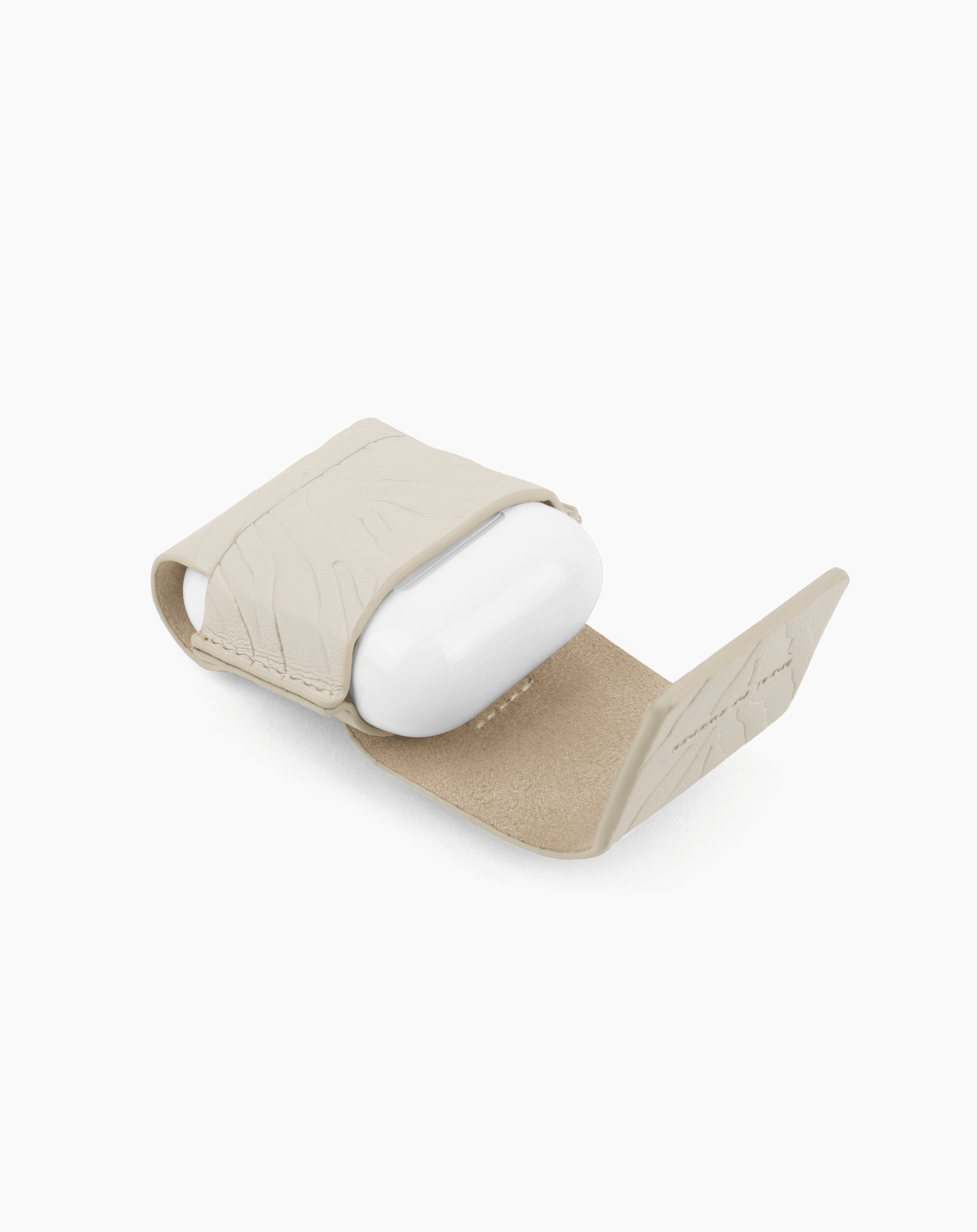 Funda de cuero beige con auriculares blancos. La funda está abierta.