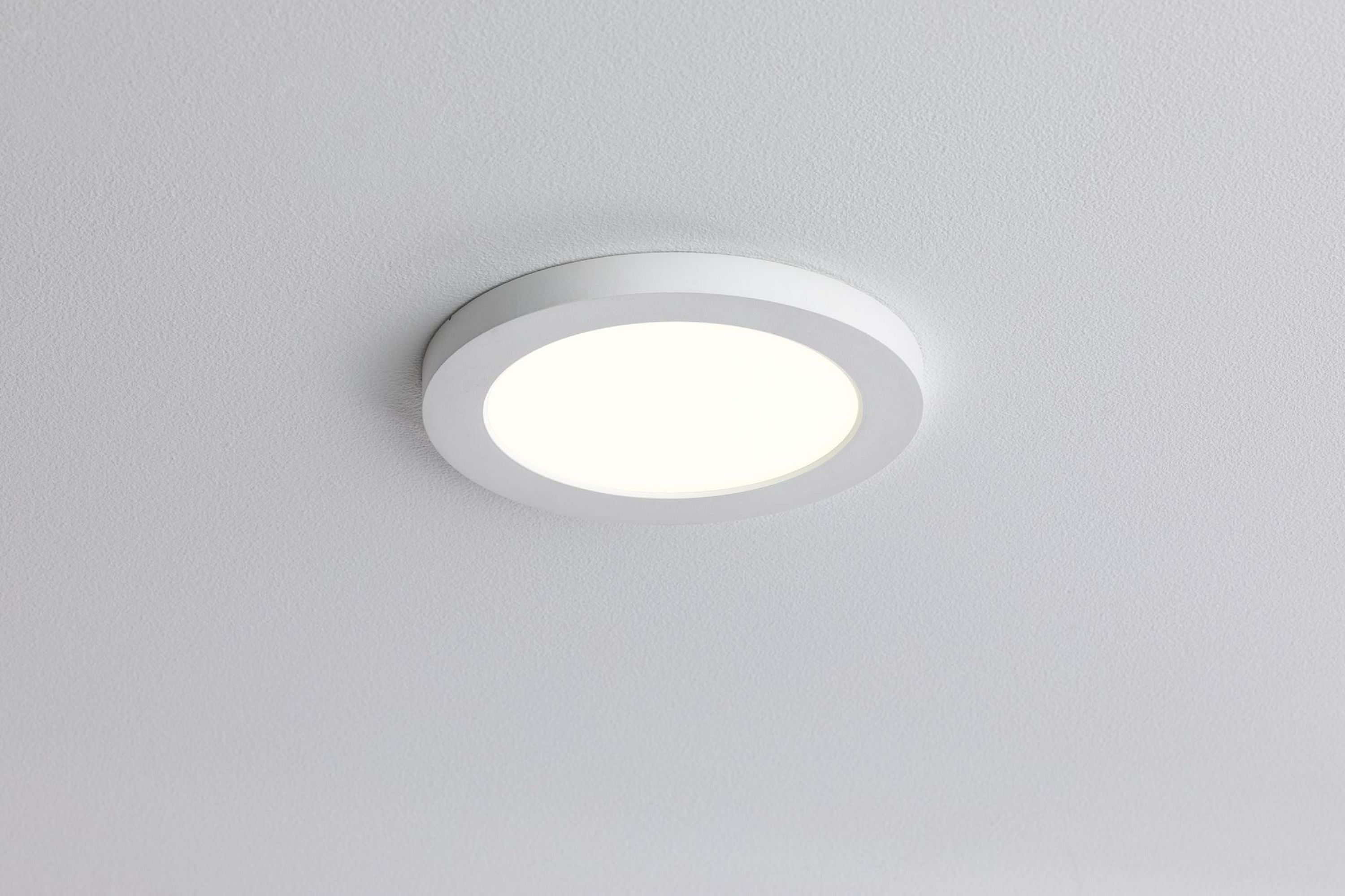 Una luce da soffitto incassata, bianca e circolare. Illumina il soffitto.