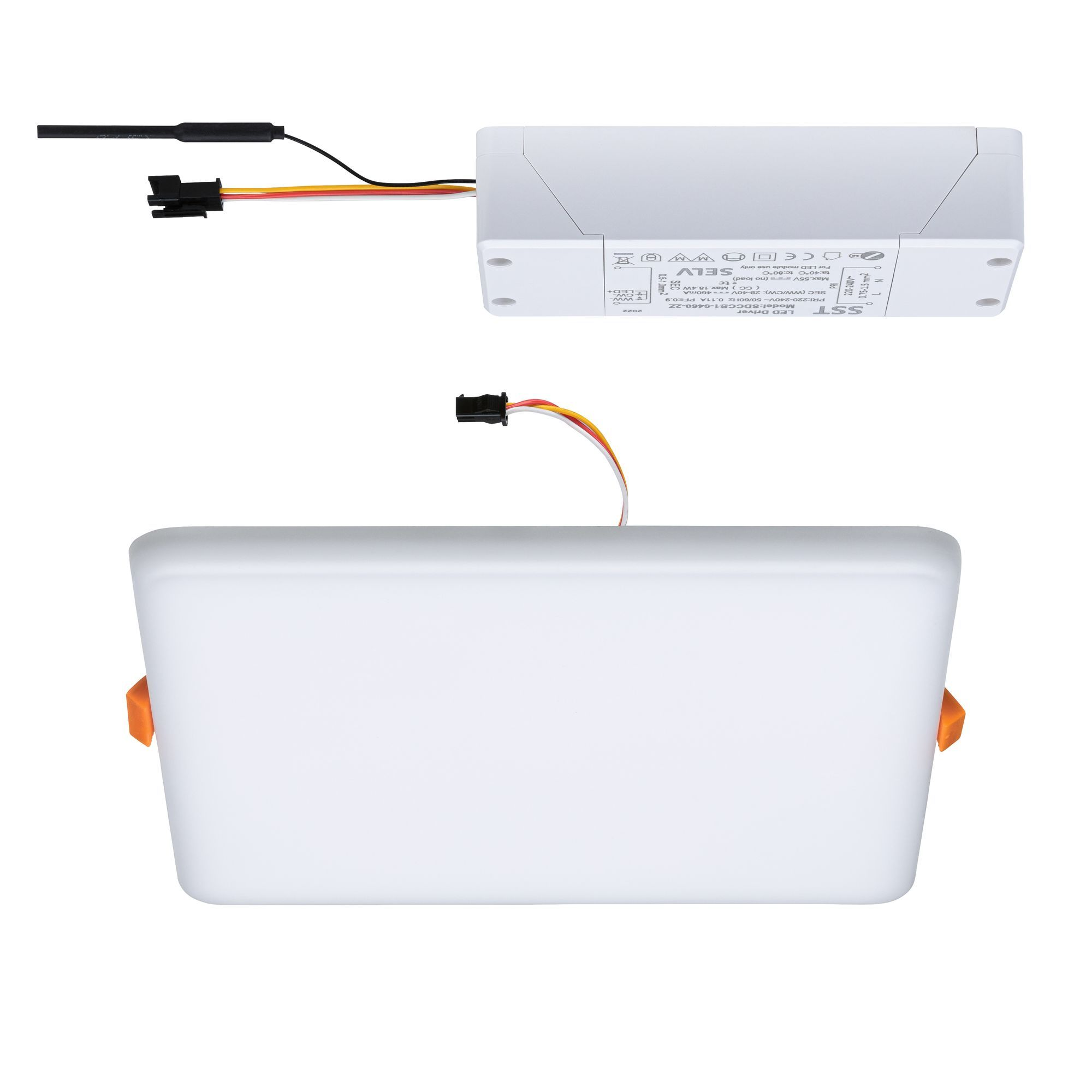 Apparecchio di illuminazione bianco con un adattatore di alimentazione bianco sopra. Fili e connettori visibili.