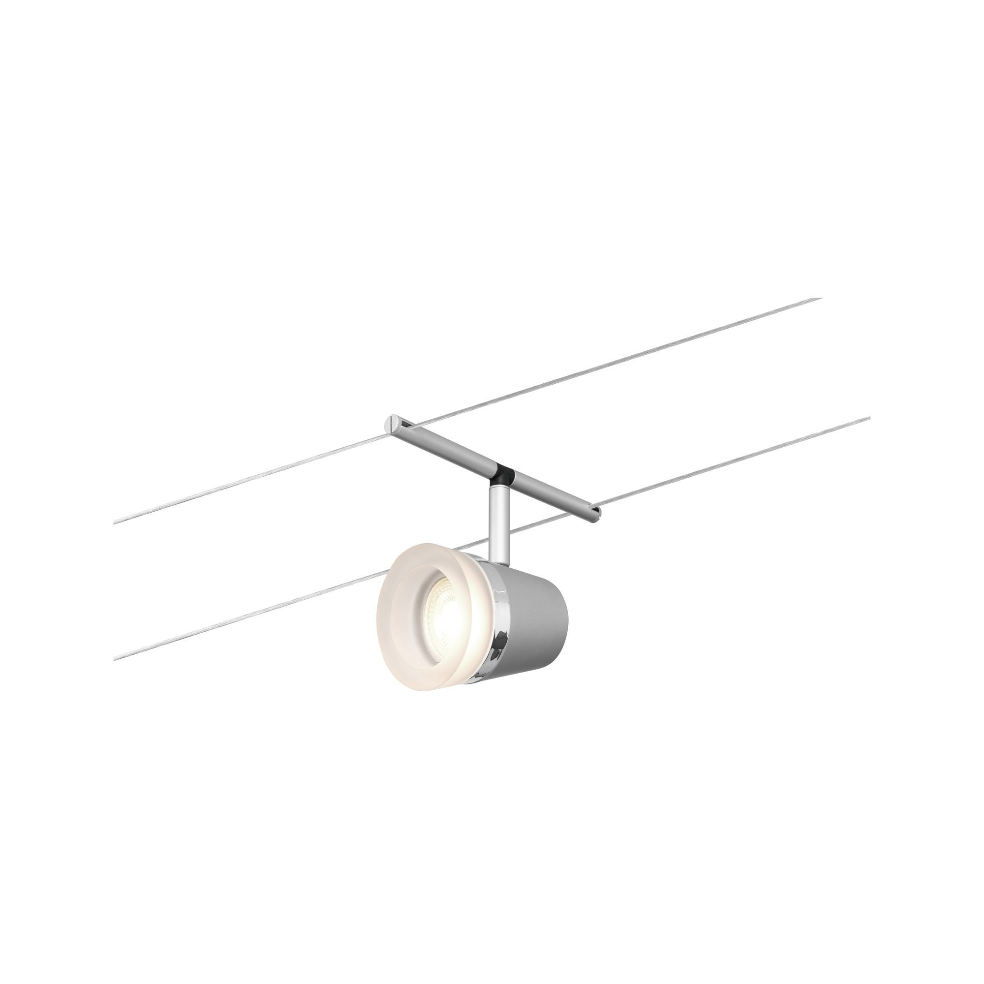 Ein Deckenstrahler mit silbernem Gehäuse und weißem Lichtdiffusor, an Drähten aufgehängt.