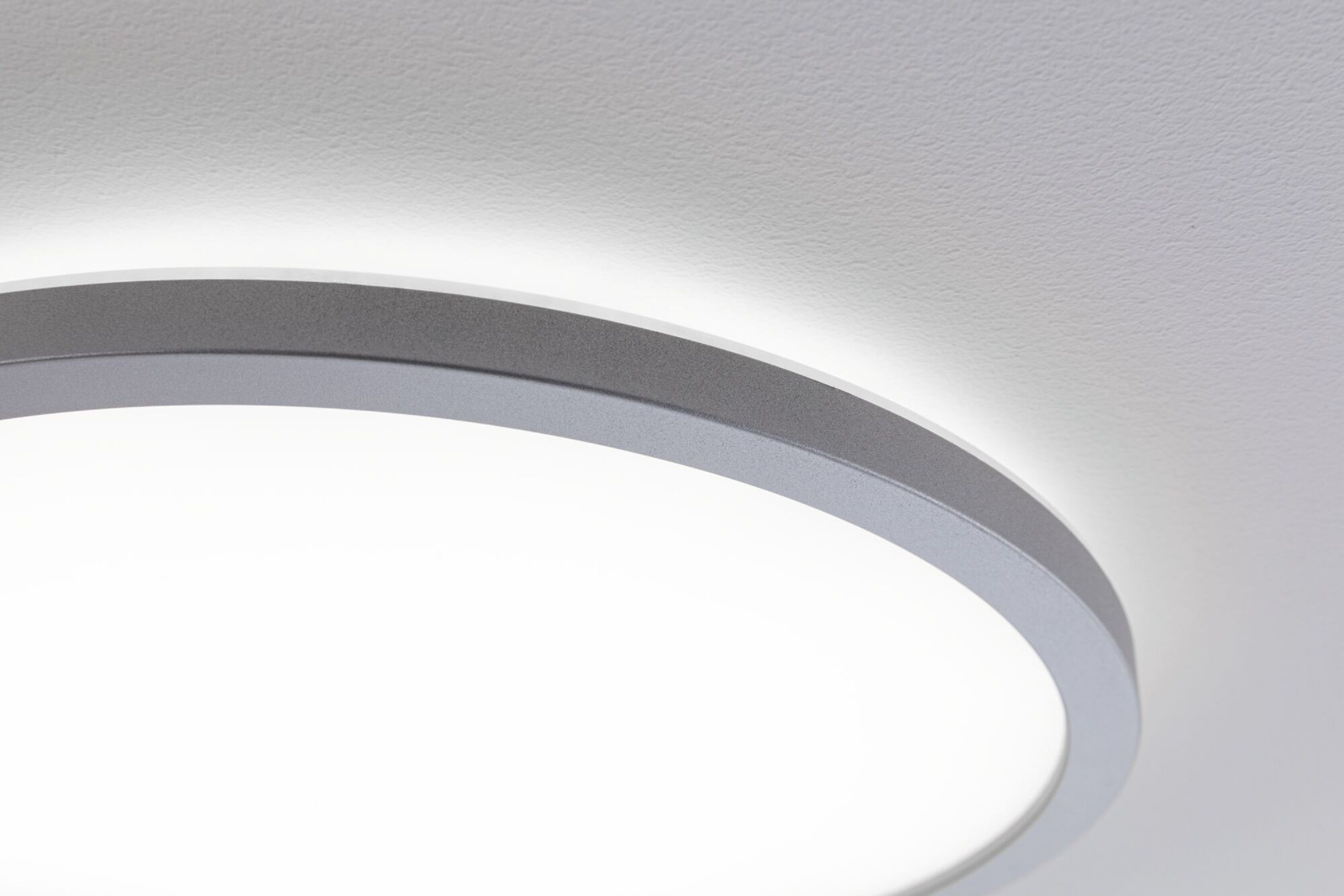 Primo piano di una luce da soffitto a incasso circolare, con una luce intensa.