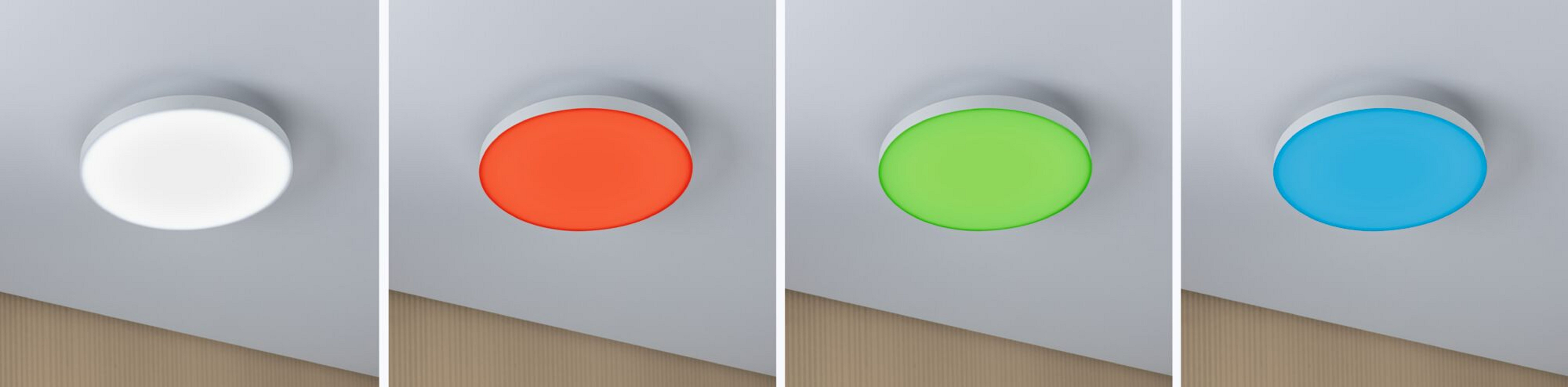 Vier Deckenleuchten, jede mit einem unterschiedlich farbigen Licht: Weiß, Rot, Grün und Blau.