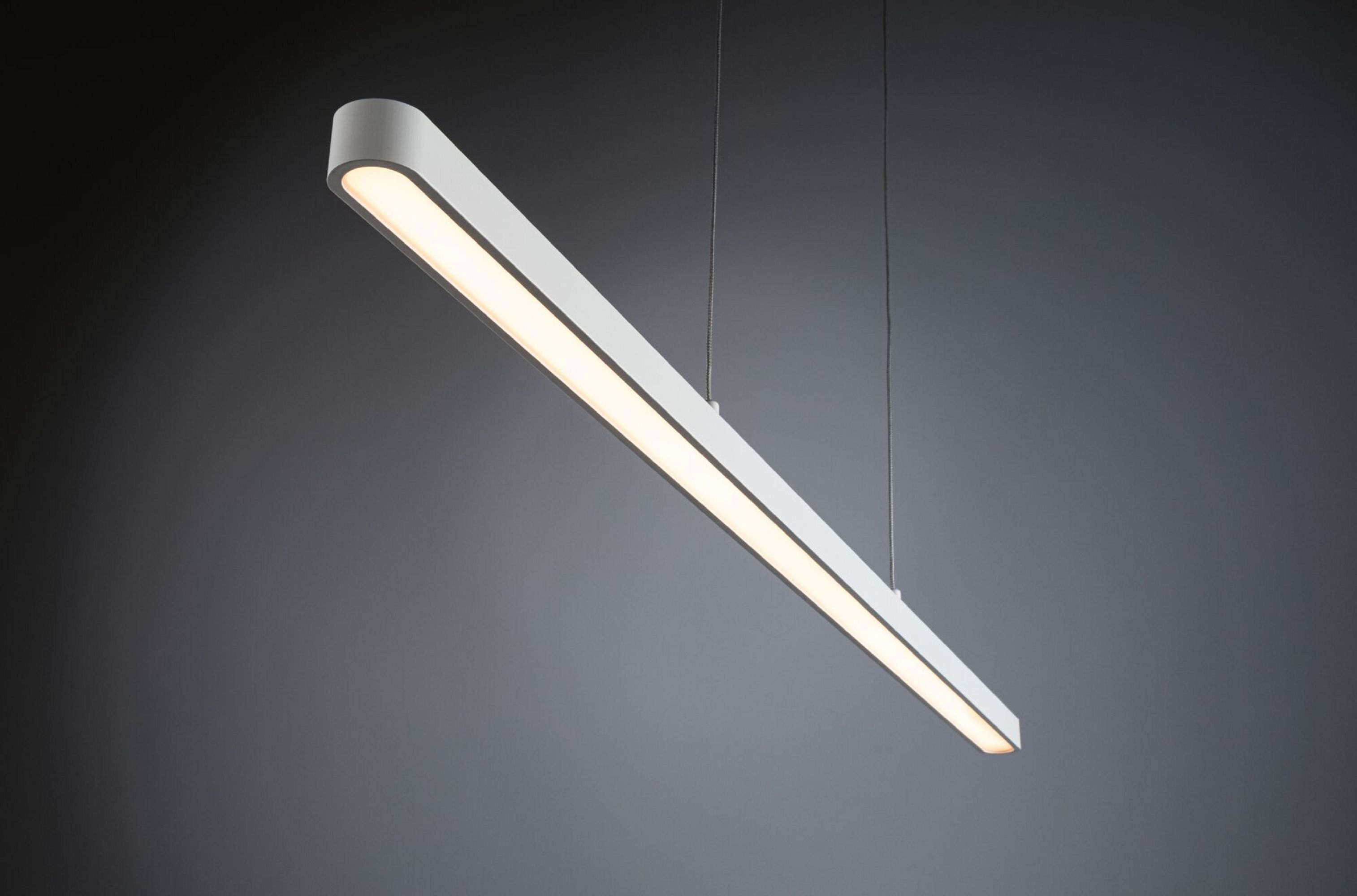 Apparecchio a sospensione LED lineare bianco appeso al soffitto.