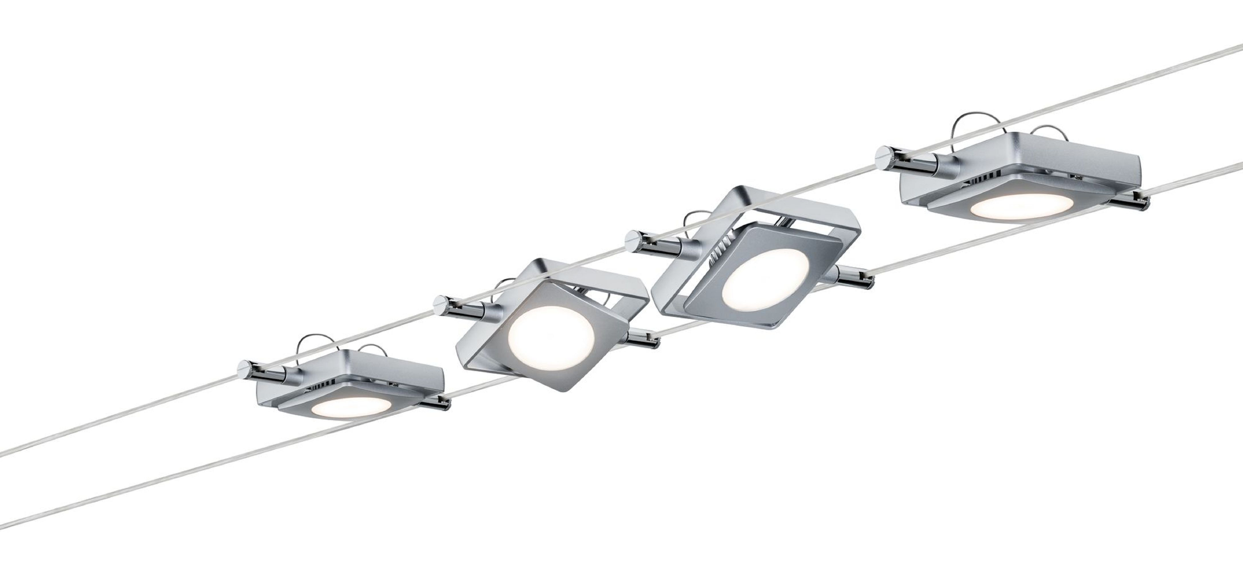 Cztery srebrne kwadratowe lampy zamontowane na kablu, lekko pochylone.