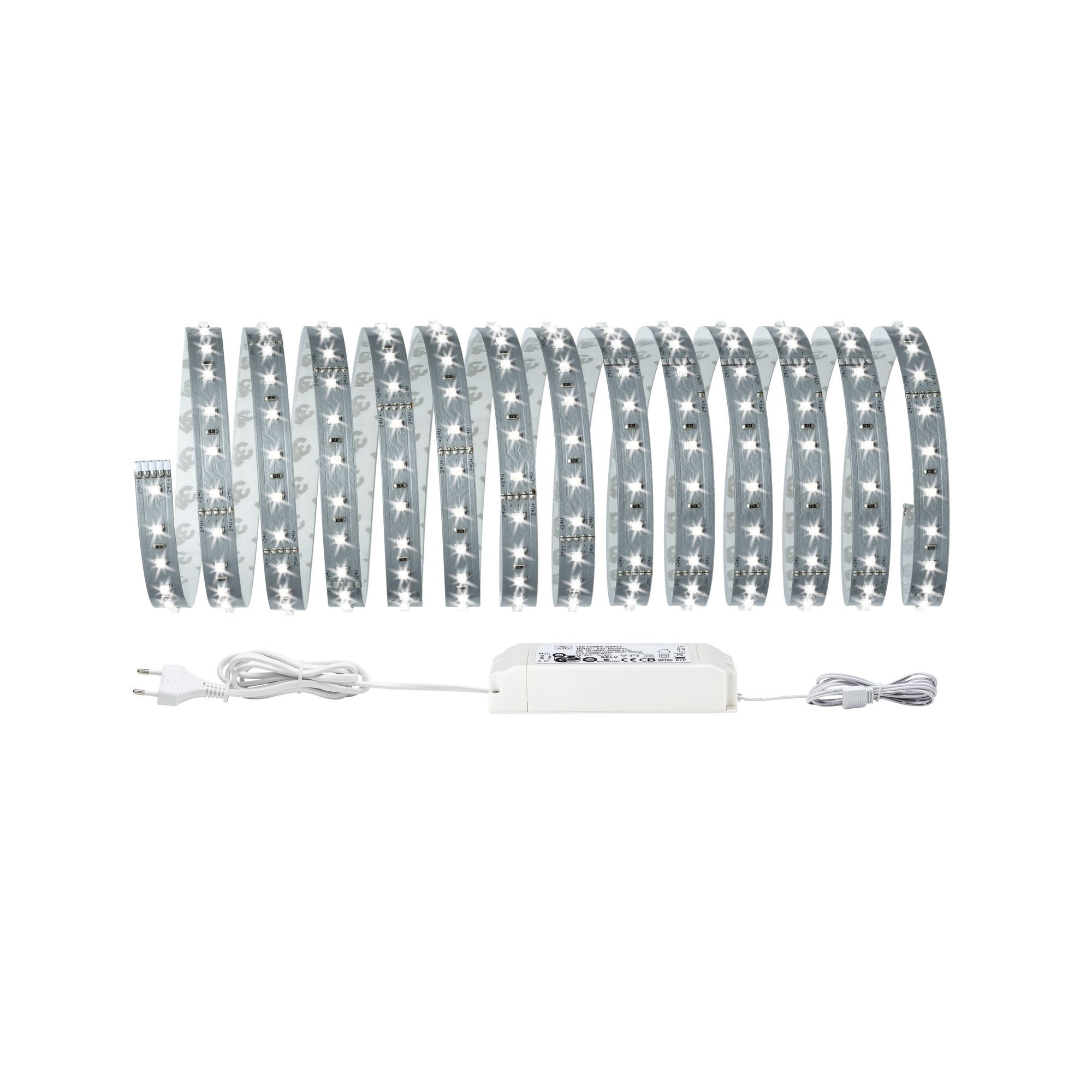 Un rotolo di luci LED, argentate, con molte piccole luci. Collegato a un adattatore di alimentazione bianco.