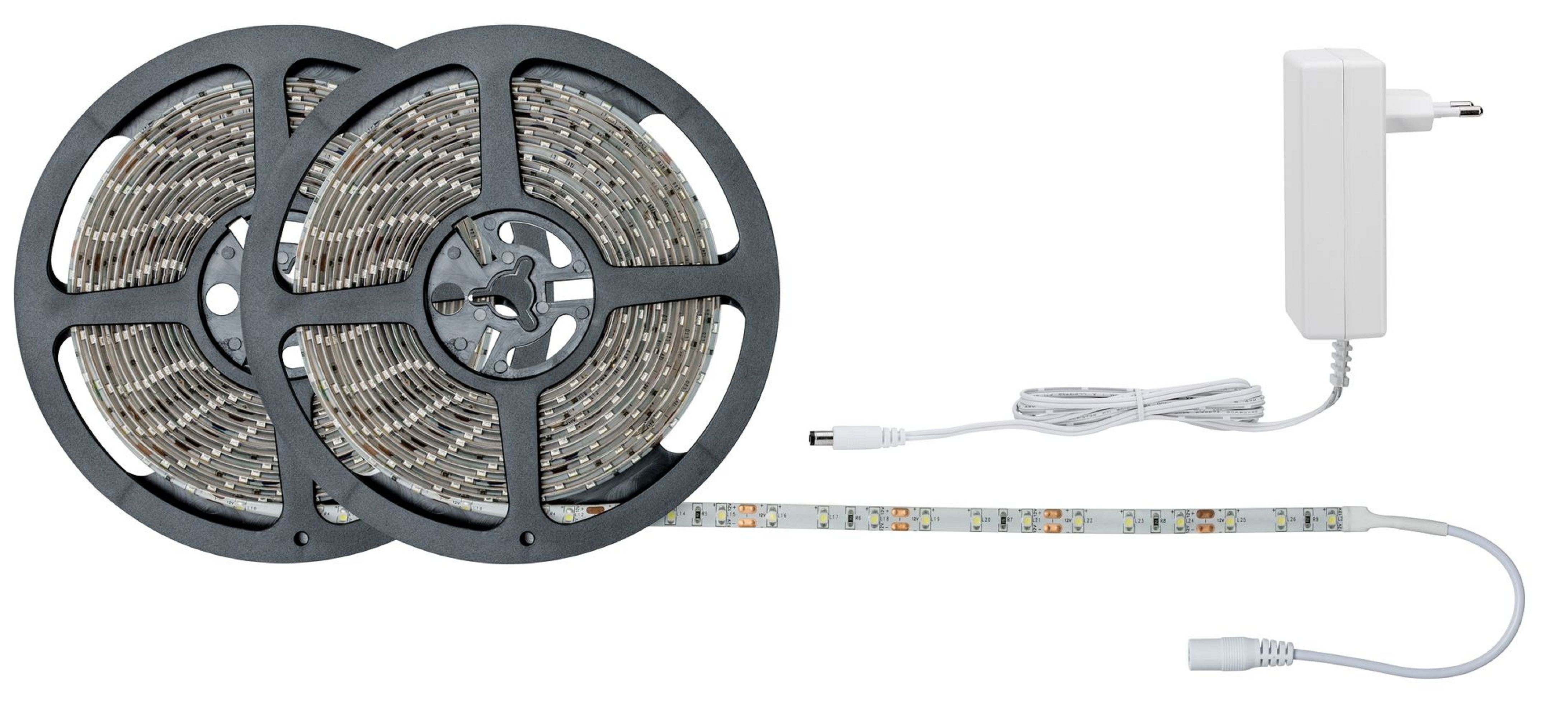 Zwei Spulen mit LED-Streifen und ein Netzteil, die eine helle und gleichmäßige Beleuchtung liefern.
