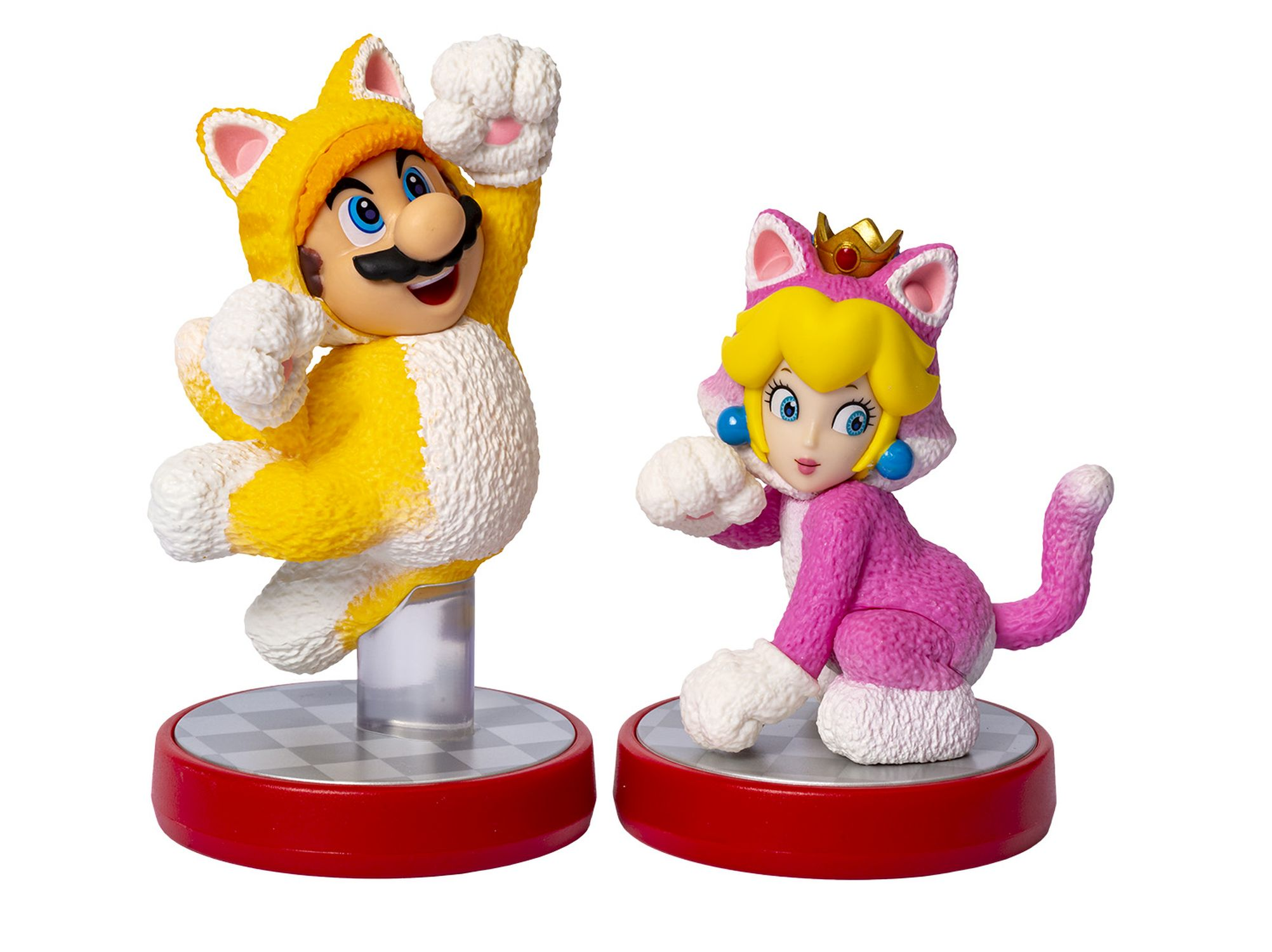 Statuine di Cat Mario e Cat Peach in costume da gatto. Sfondo bianco, scatto in studio.
