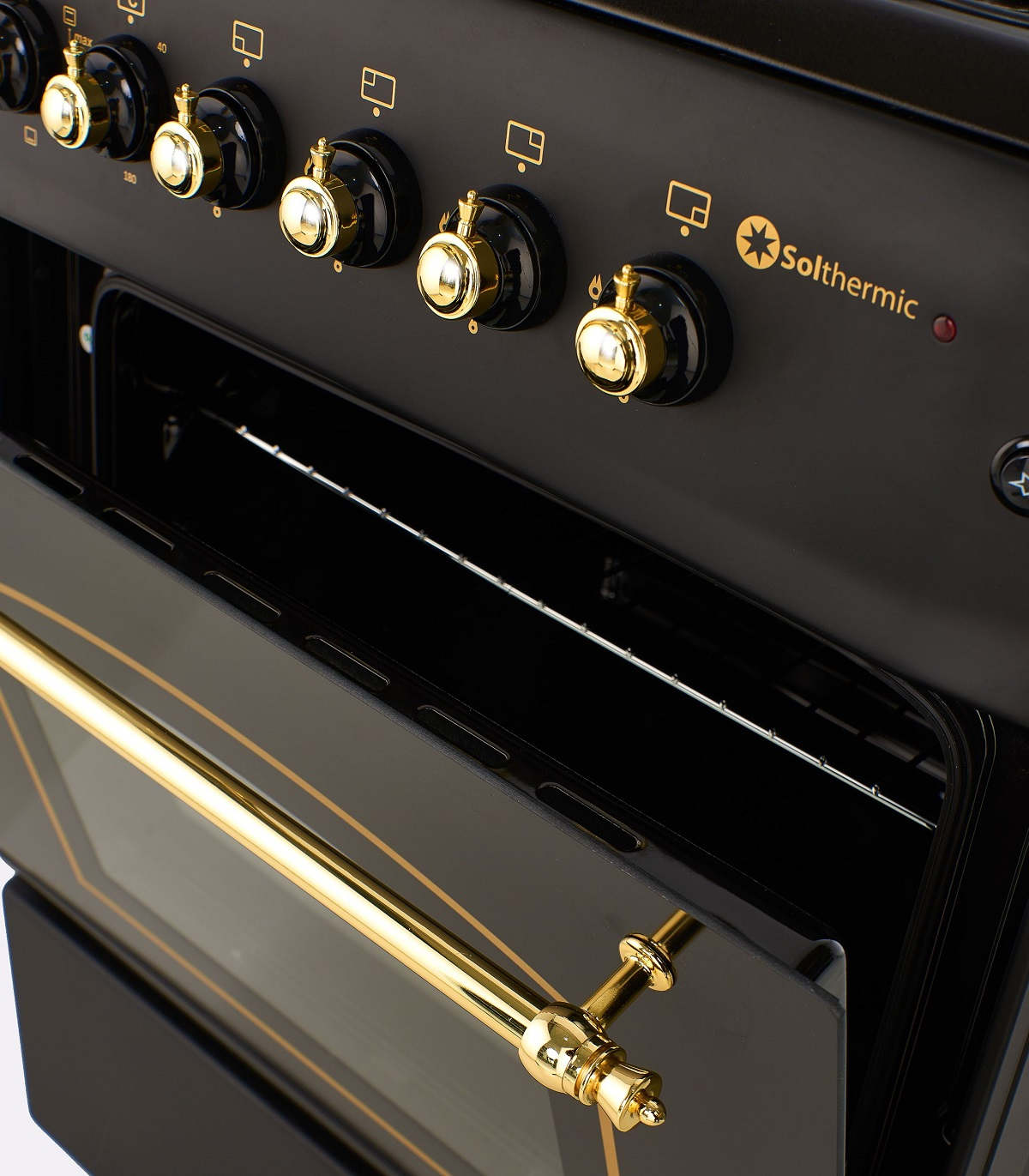 Horno negro y dorado con puerta abierta, primer plano. Fondo blanco.