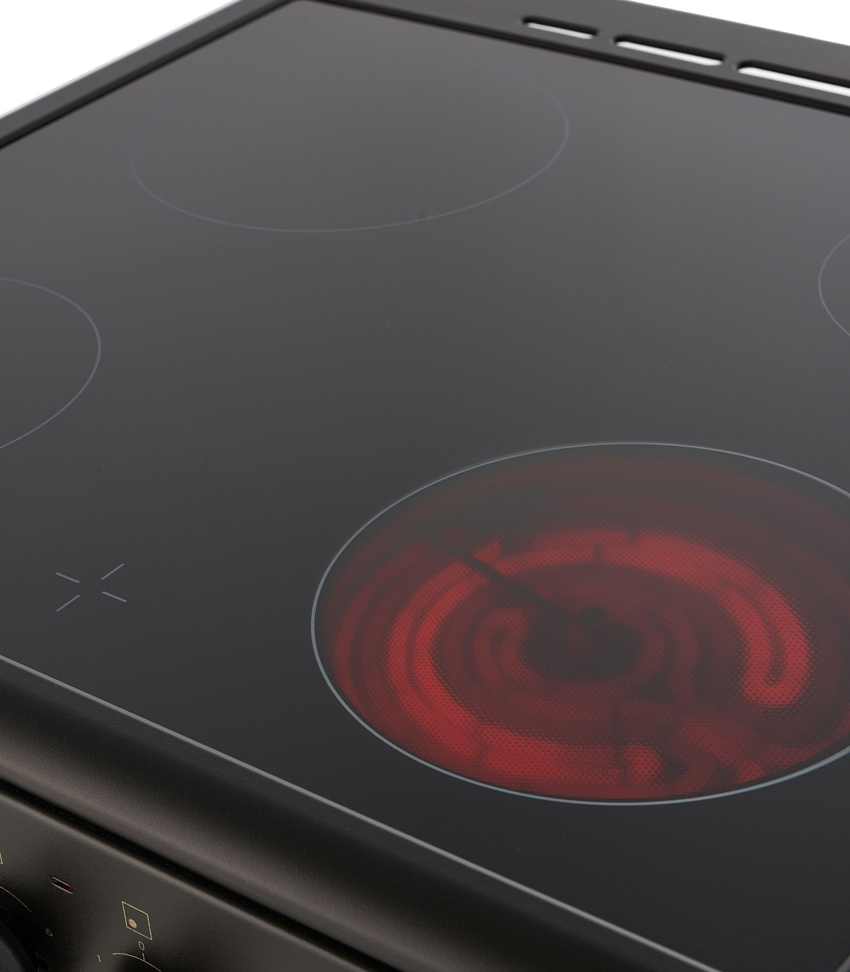 Primer plano de una cocina eléctrica negra con cuatro quemadores, uno al rojo vivo.