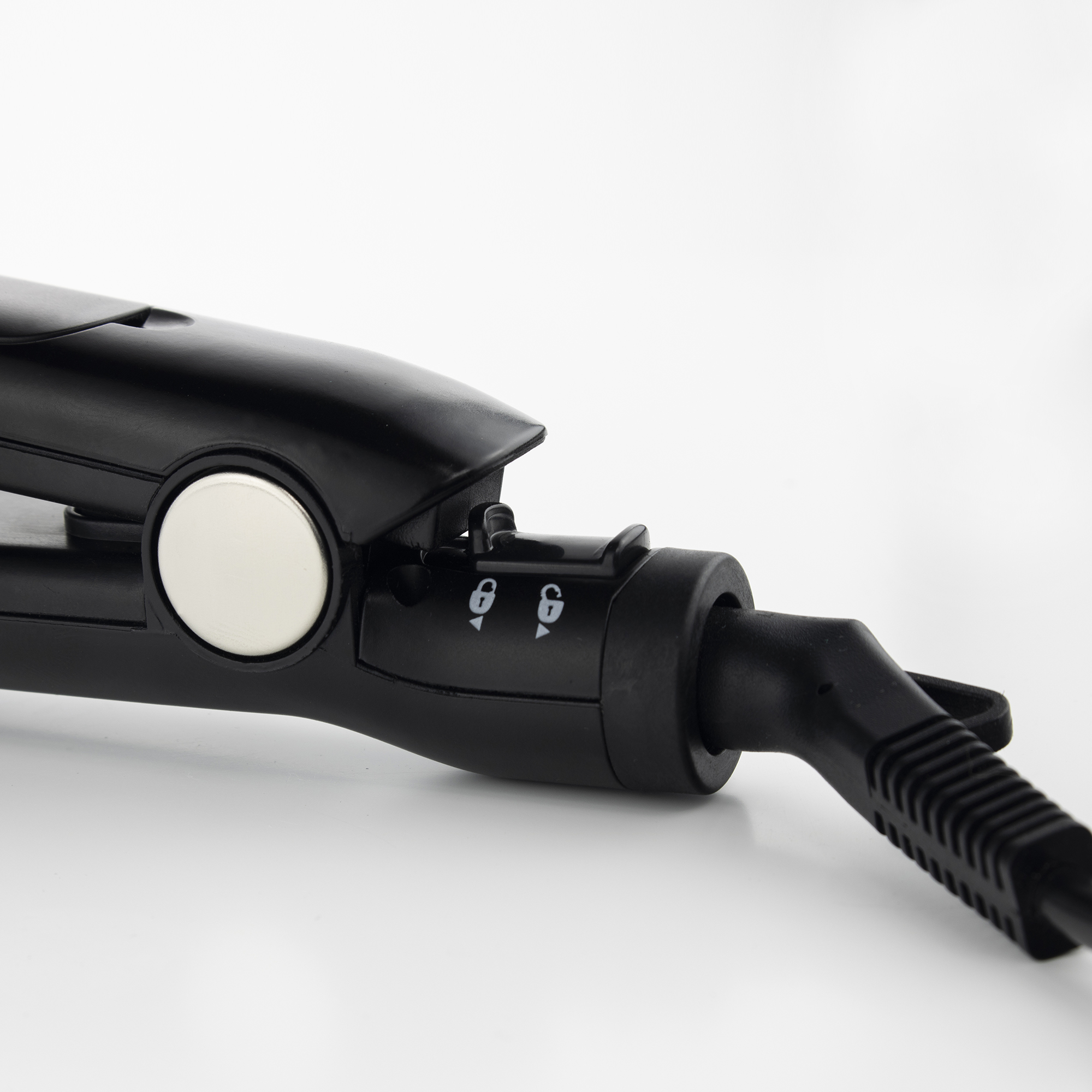 Plancha de pelo negra con botones blancos y cable de alimentación.