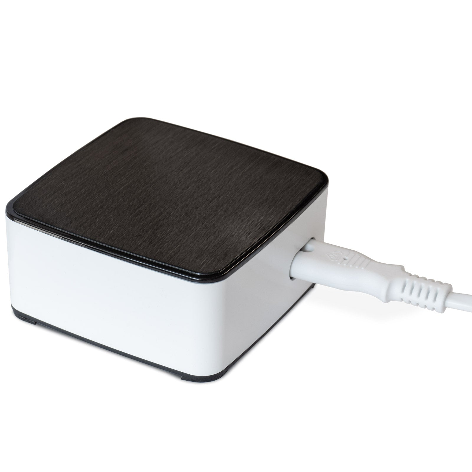 Ein weißer und schwarzer Würfel mit eingestecktem weißen USB-Kabel, auf weißem Hintergrund.